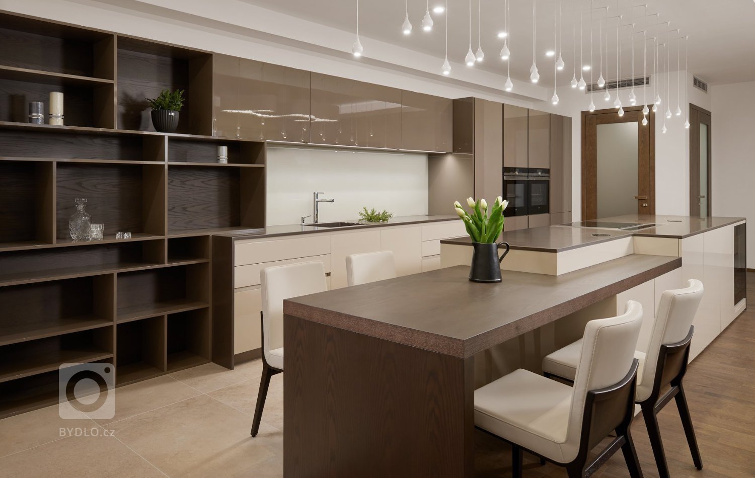 Na holešovické Marině Island vyrostla řada nových luxusních bytových domů. Do těchto bytů dodáváme řadu nábytku a především interiérové dveře.&nbsp;
&nbsp;

…