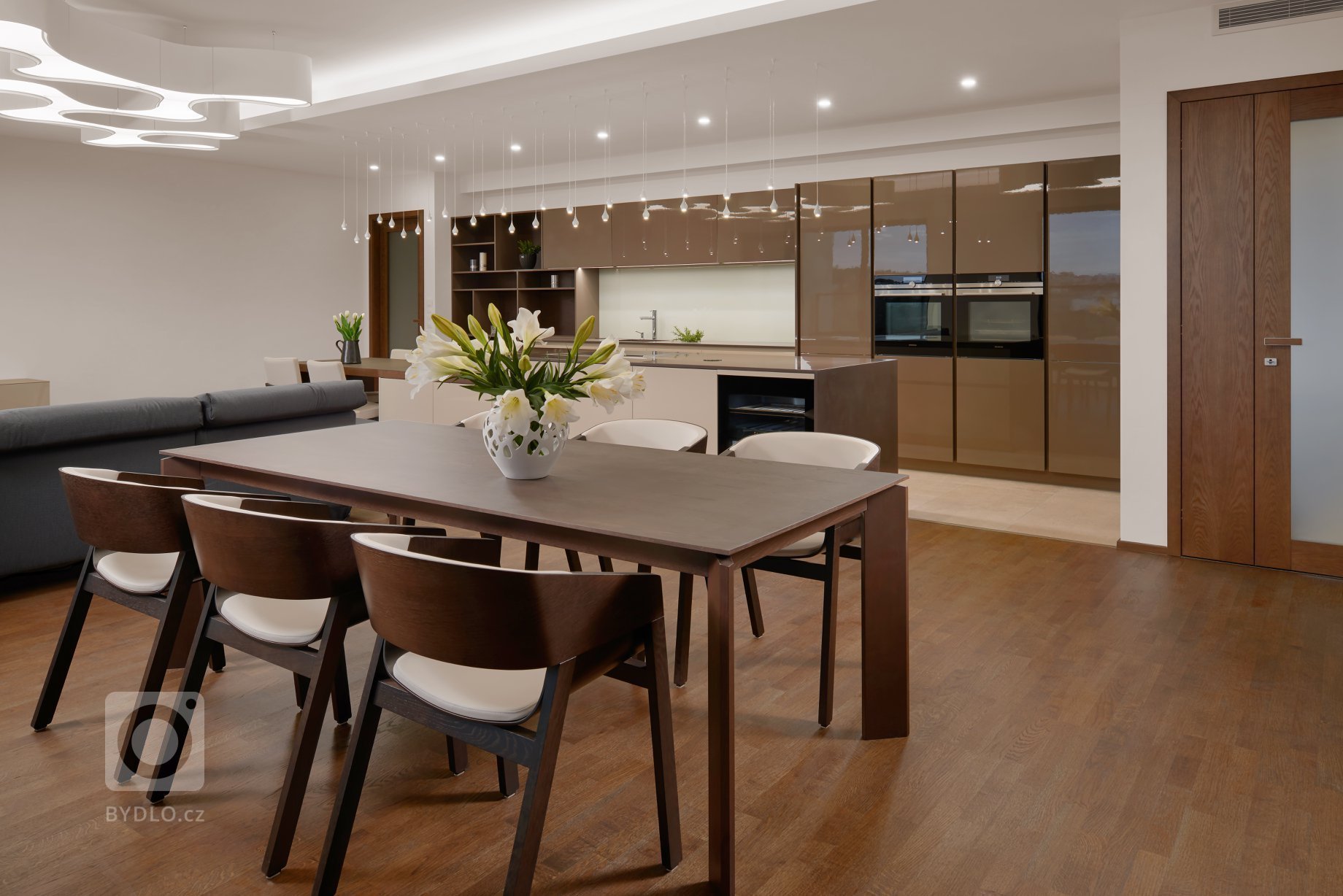 Na holešovické Marině Island vyrostla řada nových luxusních bytových domů. Do těchto bytů dodáváme řadu nábytku a především interiérové dveře.&nbsp;
&nbsp;

…