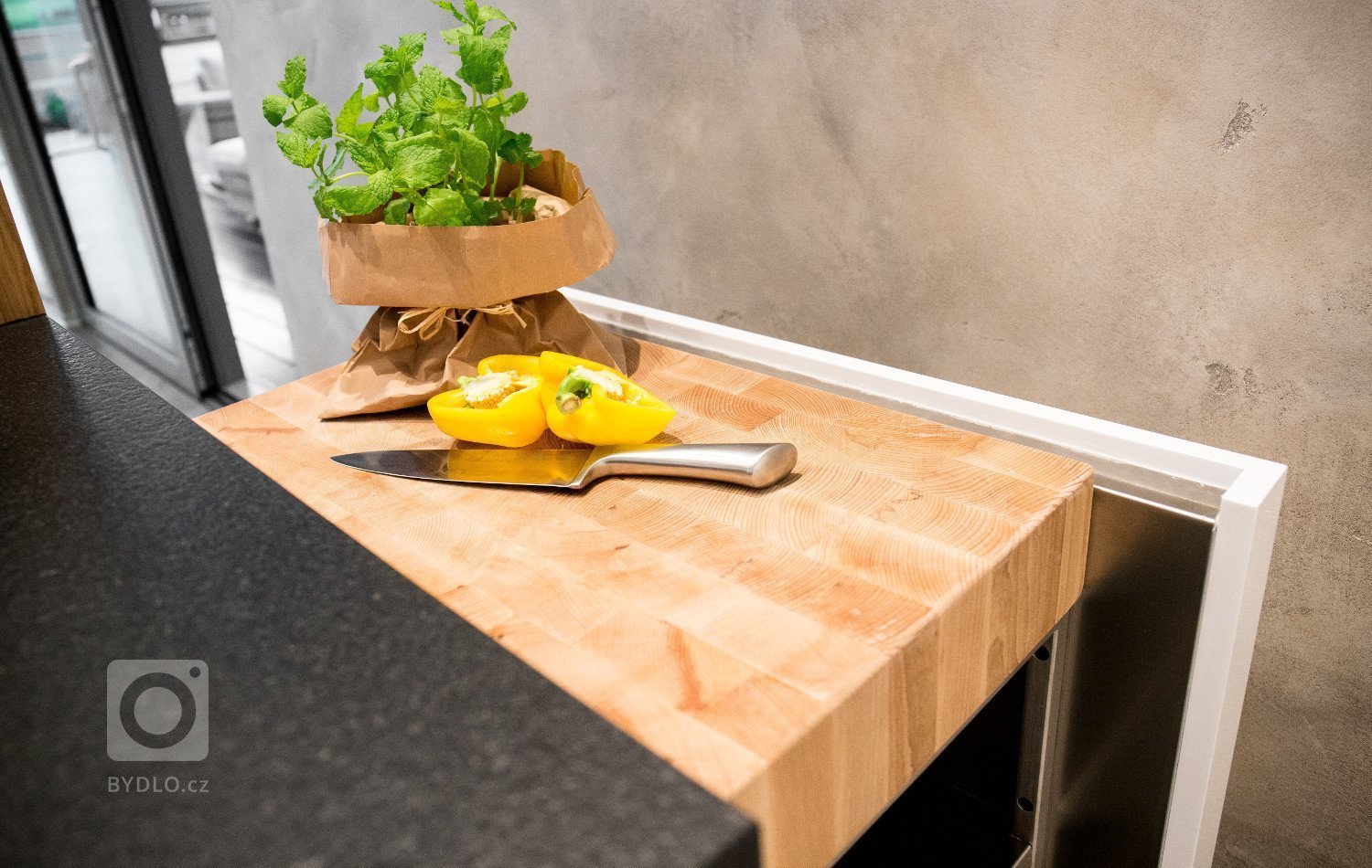 Prohlédněte si moderní dům, který jsme zařizovali na klíč. Kromě nábytku a dveří zaujme pozornost i netradiční&nbsp;zahradní kuchyně.&nbsp;&nbsp;

Celý…