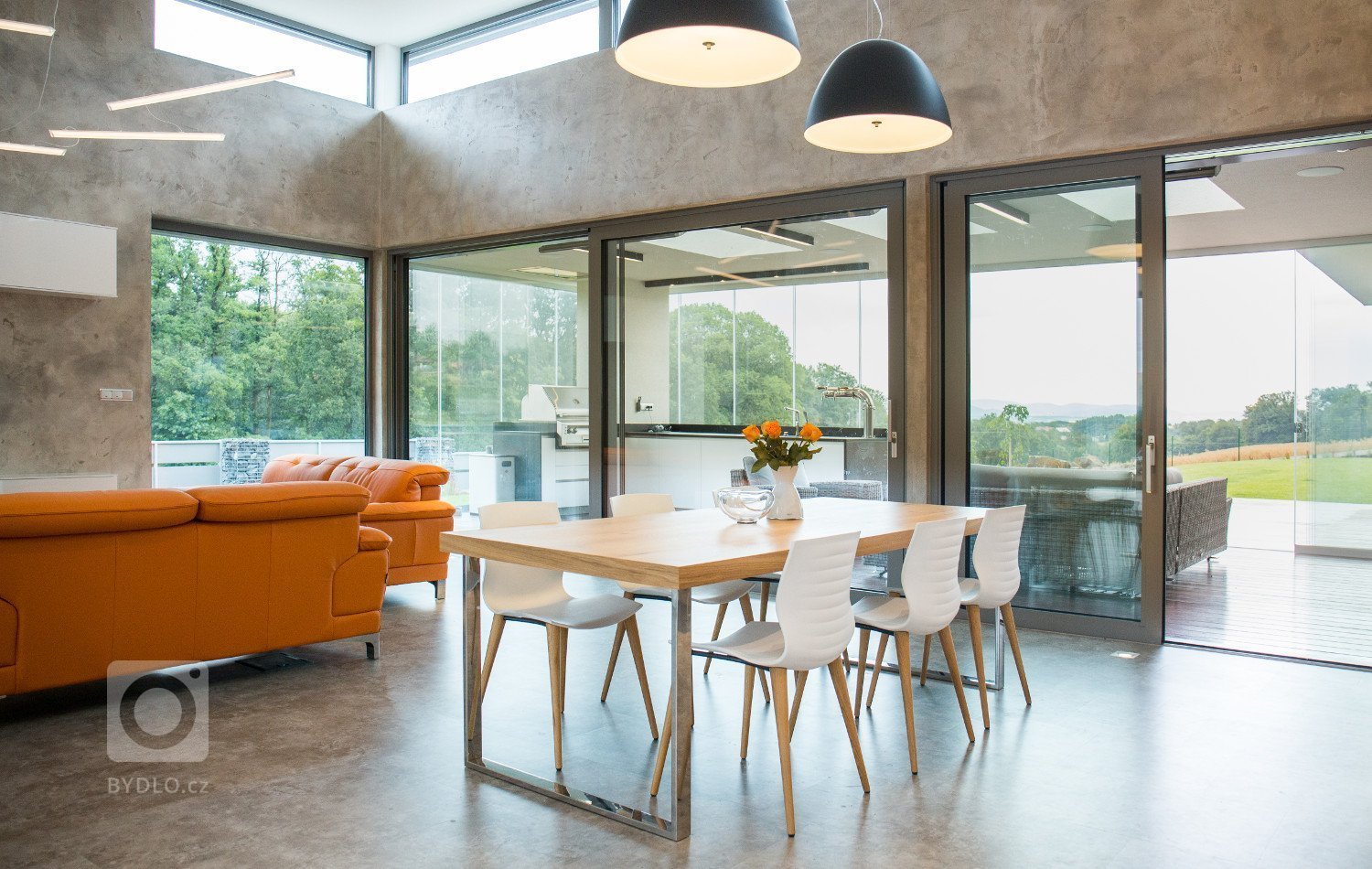 Prohlédněte si moderní dům, který jsme zařizovali na klíč. Kromě nábytku a dveří zaujme pozornost i netradiční&nbsp;zahradní kuchyně.&nbsp;&nbsp;

Celý…