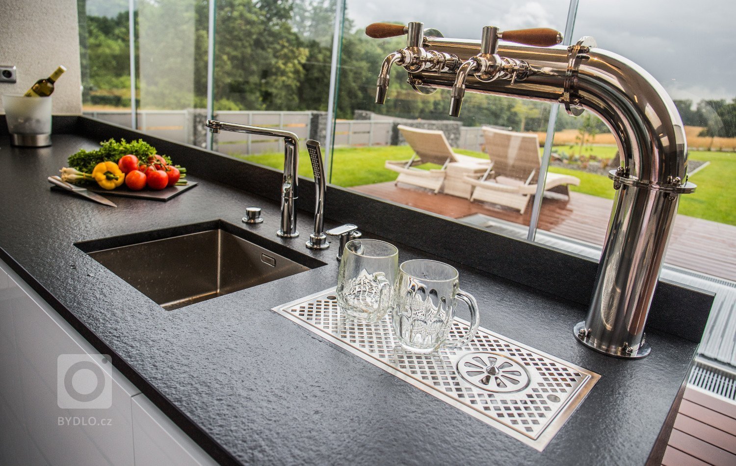 Prohlédněte si moderní dům, který jsme zařizovali na klíč. Kromě nábytku a dveří zaujme pozornost i netradiční&nbsp;zahradní kuchyně.&nbsp;&nbsp;

Celý…