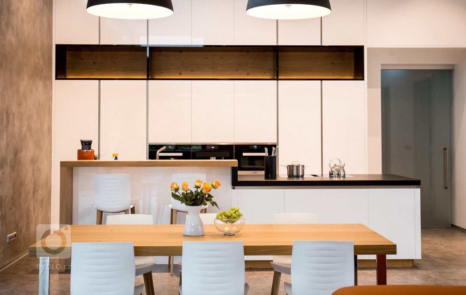 Prohlédněte si moderní dům, který jsme zařizovali na klíč. Kromě nábytku a dveří zaujme pozornost i netradiční&nbsp;zahradní kuchyně.&nbsp;&nbsp;

Celý…