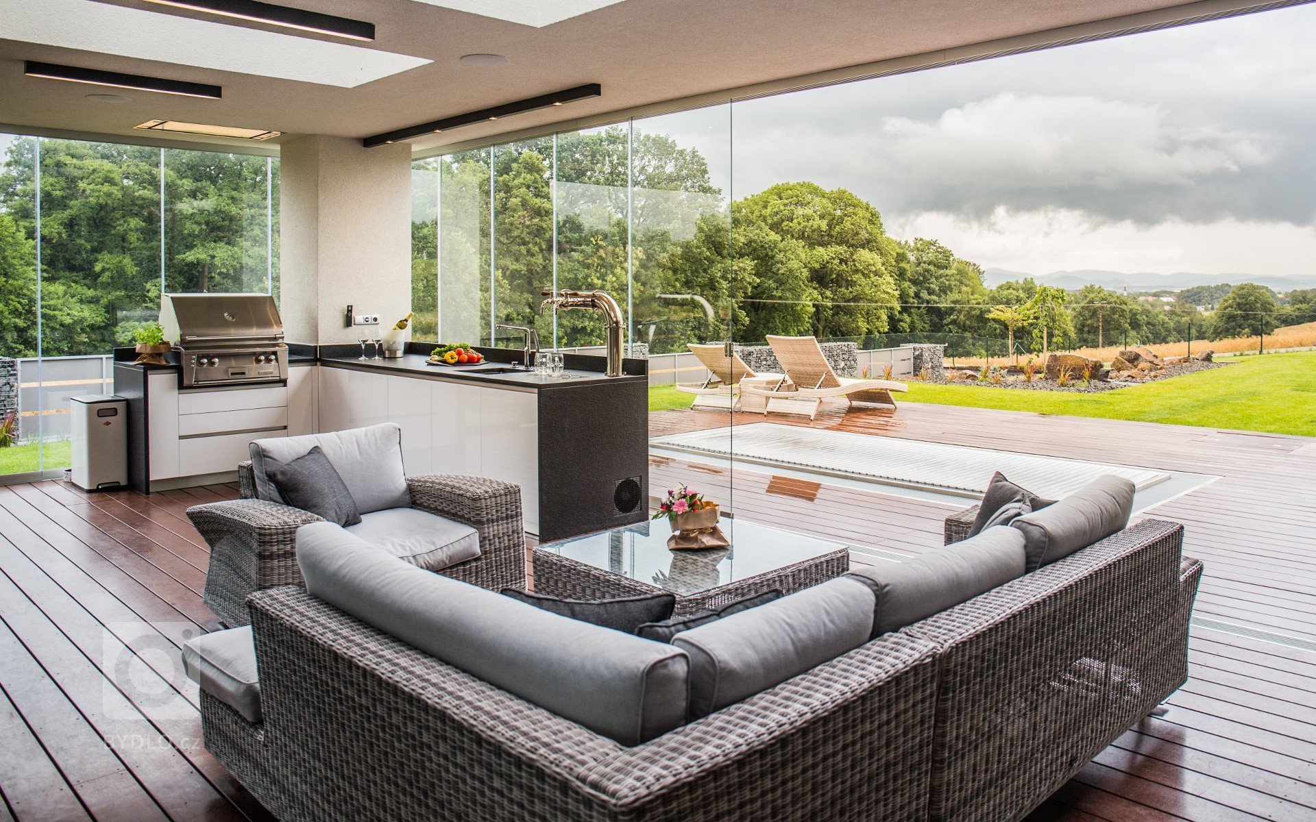 Prohlédněte si moderní dům, který jsme zařizovali na klíč. Kromě nábytku a dveří zaujme pozornost i netradiční&nbsp;zahradní kuchyně.&nbsp;&nbsp;

Celý…