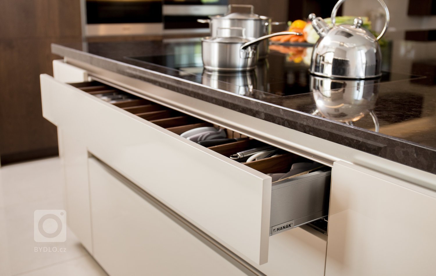 Kuchyně a obývací pokoj v odstínu laku champagne.&nbsp;Stačí dát prostor přírodním materiálům a béžovým barvám a s jistotou docílíte útulného efektu.

…