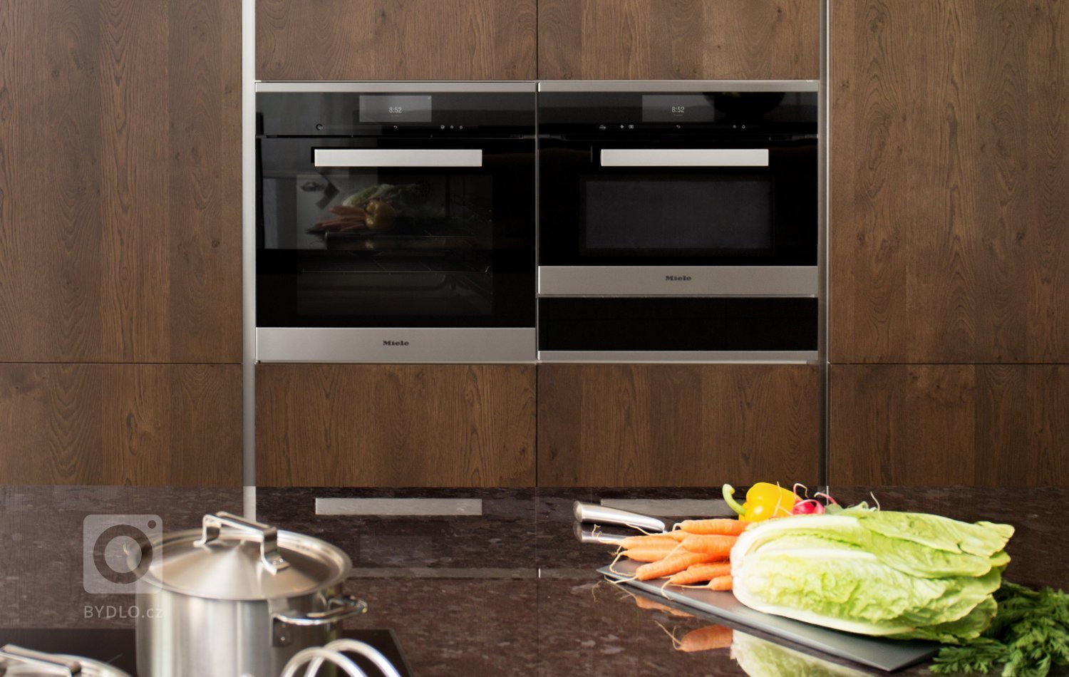 Kuchyně a obývací pokoj v odstínu laku champagne.&nbsp;Stačí dát prostor přírodním materiálům a béžovým barvám a s jistotou docílíte útulného efektu.
…