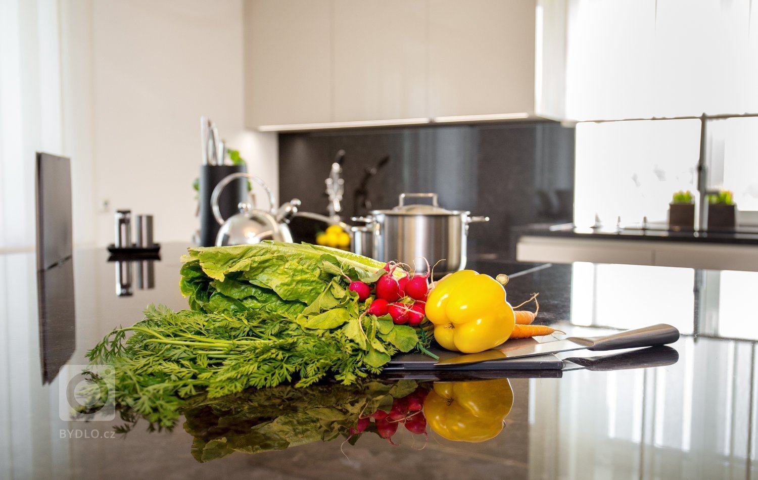 Kuchyně a obývací pokoj v odstínu laku champagne.&nbsp;Stačí dát prostor přírodním materiálům a béžovým barvám a s jistotou docílíte útulného efektu.
…