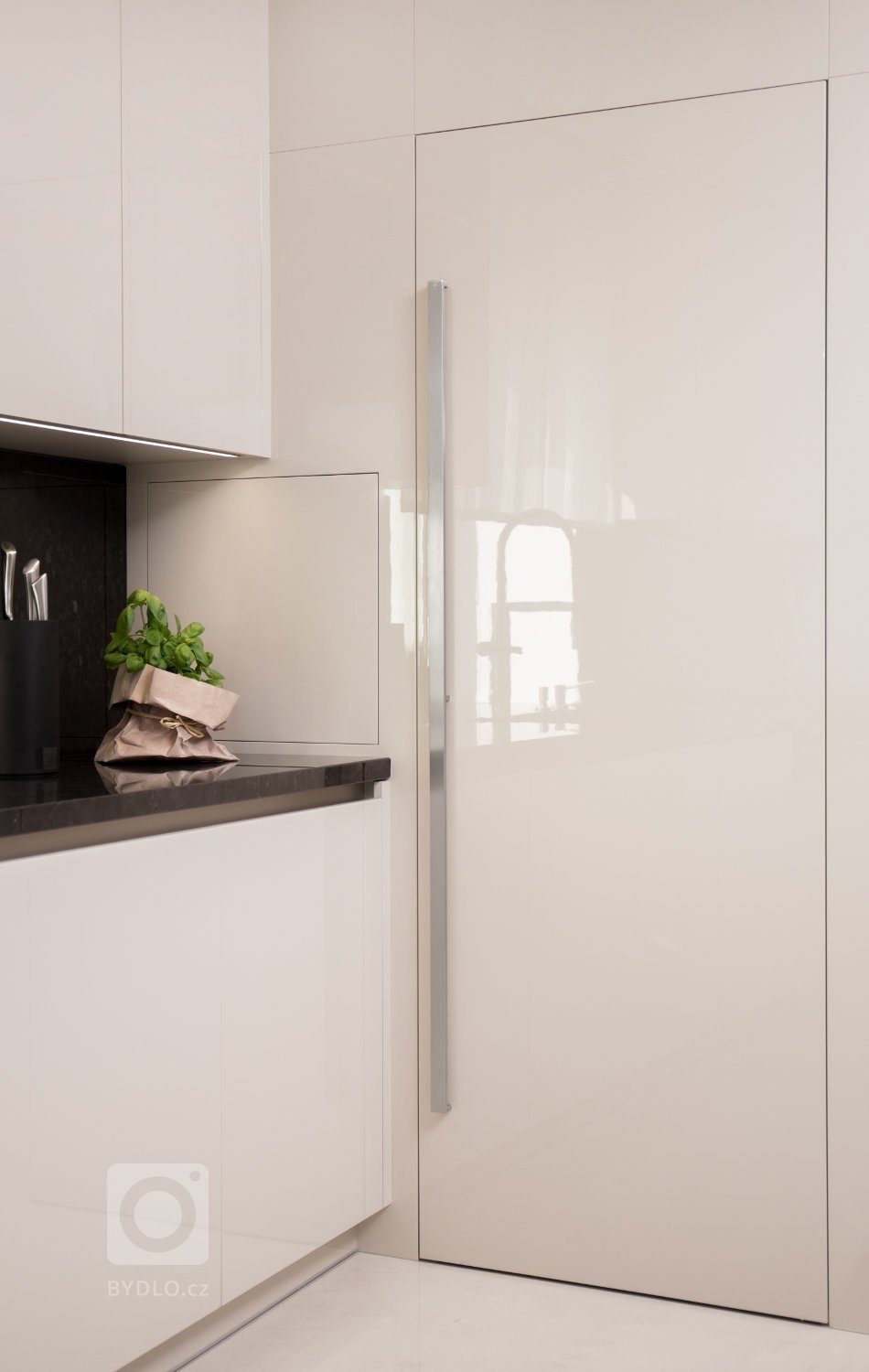 Kuchyně a obývací pokoj v odstínu laku champagne.&nbsp;Stačí dát prostor přírodním materiálům a béžovým barvám a s jistotou docílíte útulného efektu.

…