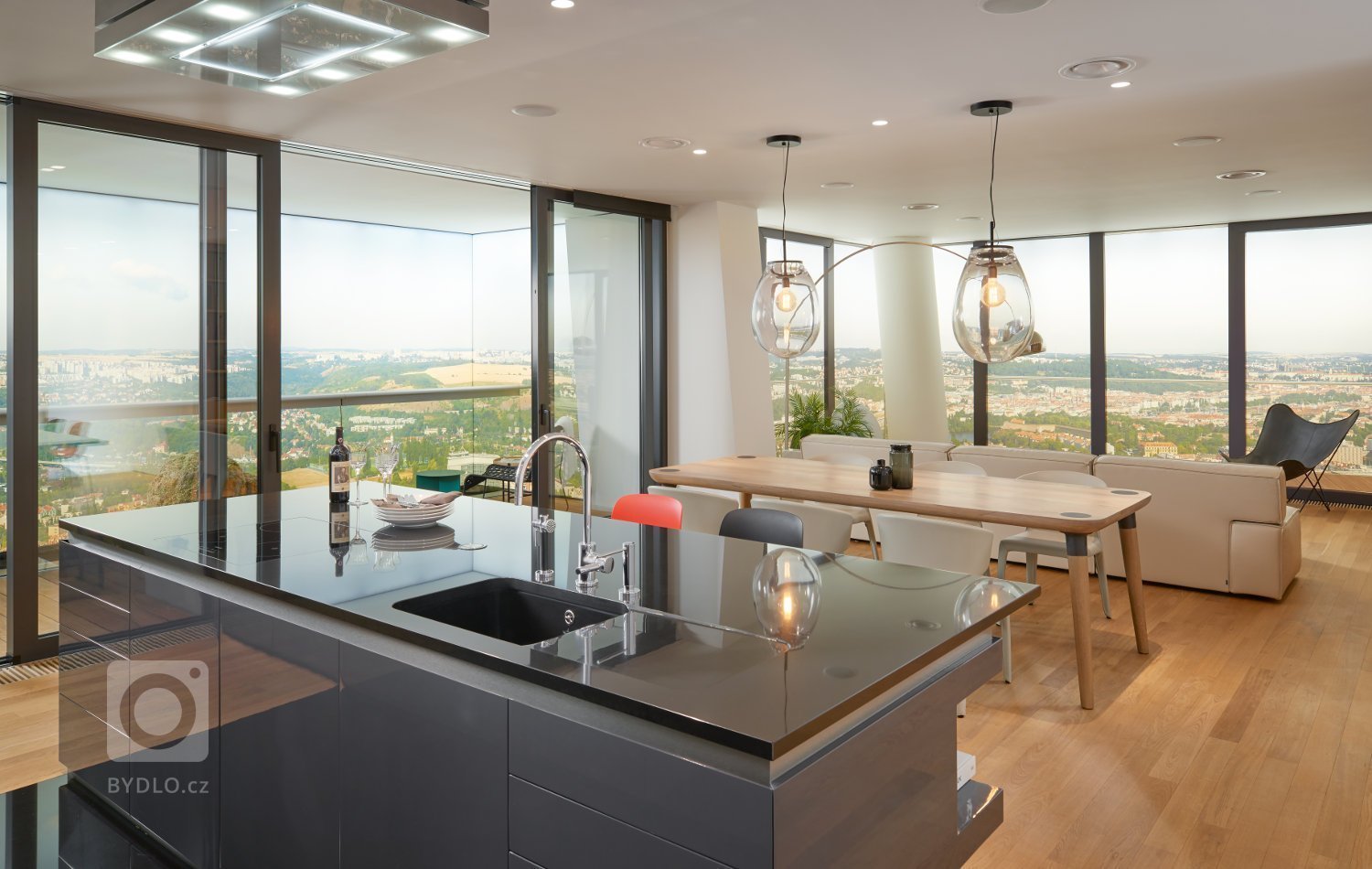 Známý mrakodrap V Tower na Pankrácké pláni s řadou luxusních bytů s úžasným výhledem a mnohé z nich jsou vybaveny našimi výrobky.&nbsp;

Jsme tady s ukázkou…