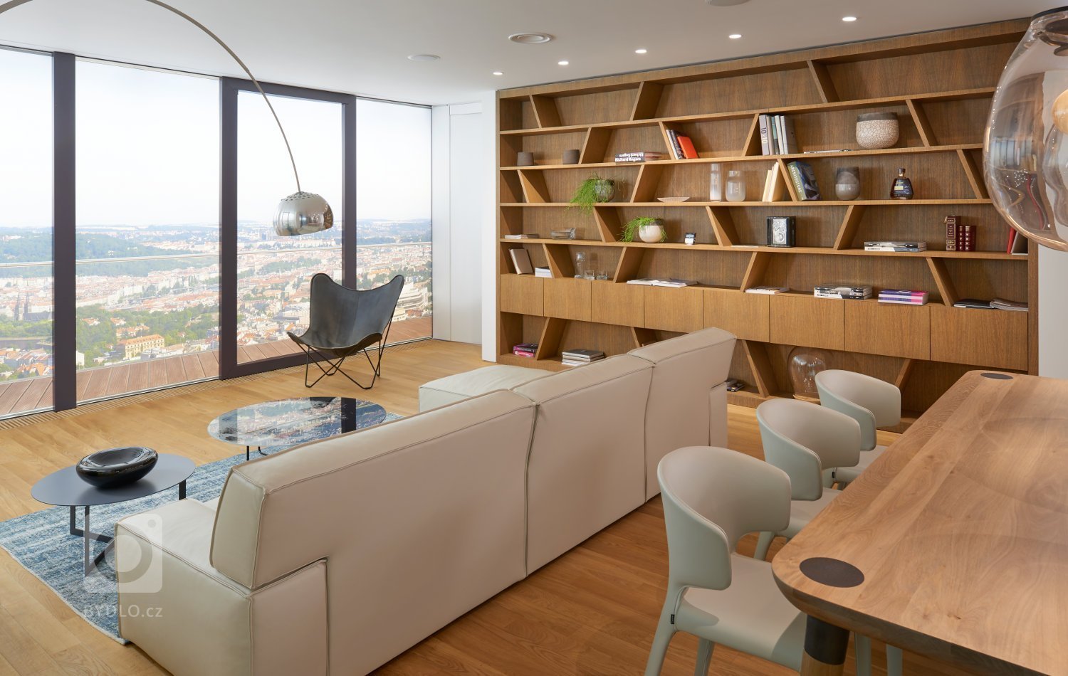 Známý mrakodrap V Tower na Pankrácké pláni s řadou luxusních bytů s úžasným výhledem a mnohé z nich jsou vybaveny našimi výrobky.&nbsp;

Jsme tady s ukázkou…