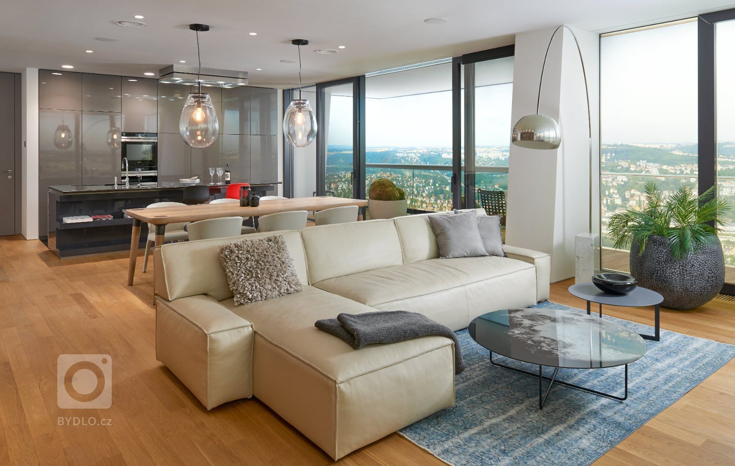 Známý mrakodrap V Tower na Pankrácké pláni s řadou luxusních bytů s úžasným výhledem a mnohé z nich jsou vybaveny našimi výrobky.&nbsp;

Jsme tady s ukázkou…