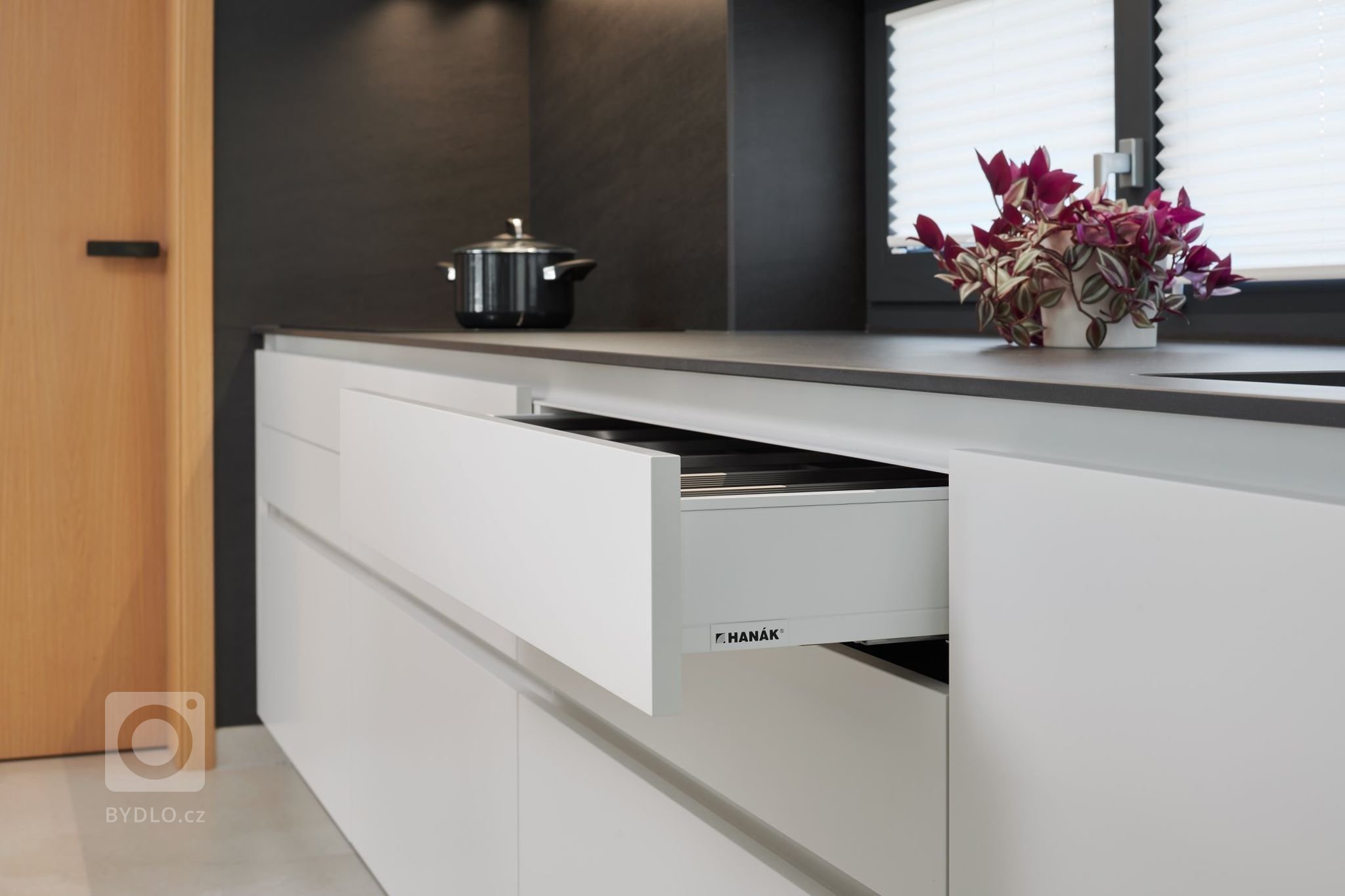 Překrásná realizace na první pohled, co říkáte? Kuchyně ELITE/LINE v bílem laku antik zkombinovaná s dýhou dubu amerického OLD, ve které jsou vyrobené i naše…