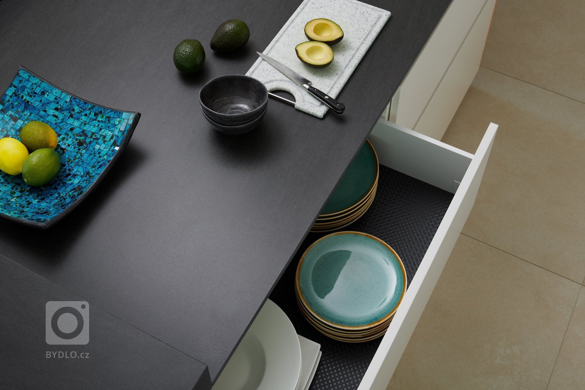 Překrásná realizace na první pohled, co říkáte? Kuchyně ELITE/LINE v bílem laku antik zkombinovaná s dýhou dubu amerického OLD, ve které jsou vyrobené i naše…