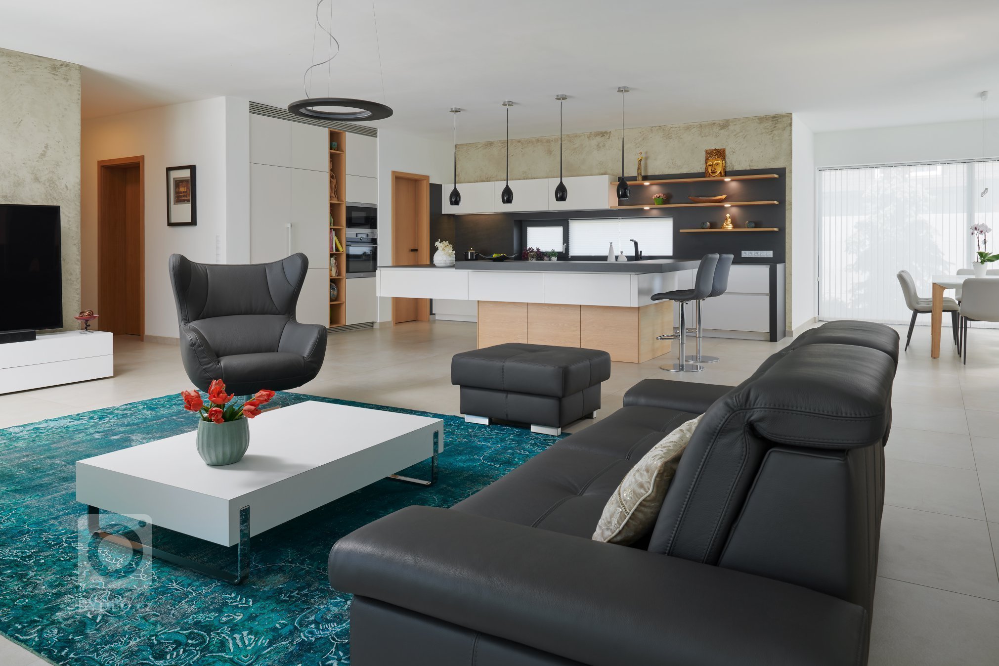 Překrásná realizace na první pohled, co říkáte? Kuchyně ELITE/LINE v bílem laku antik zkombinovaná s dýhou dubu amerického OLD, ve které jsou vyrobené i naše…