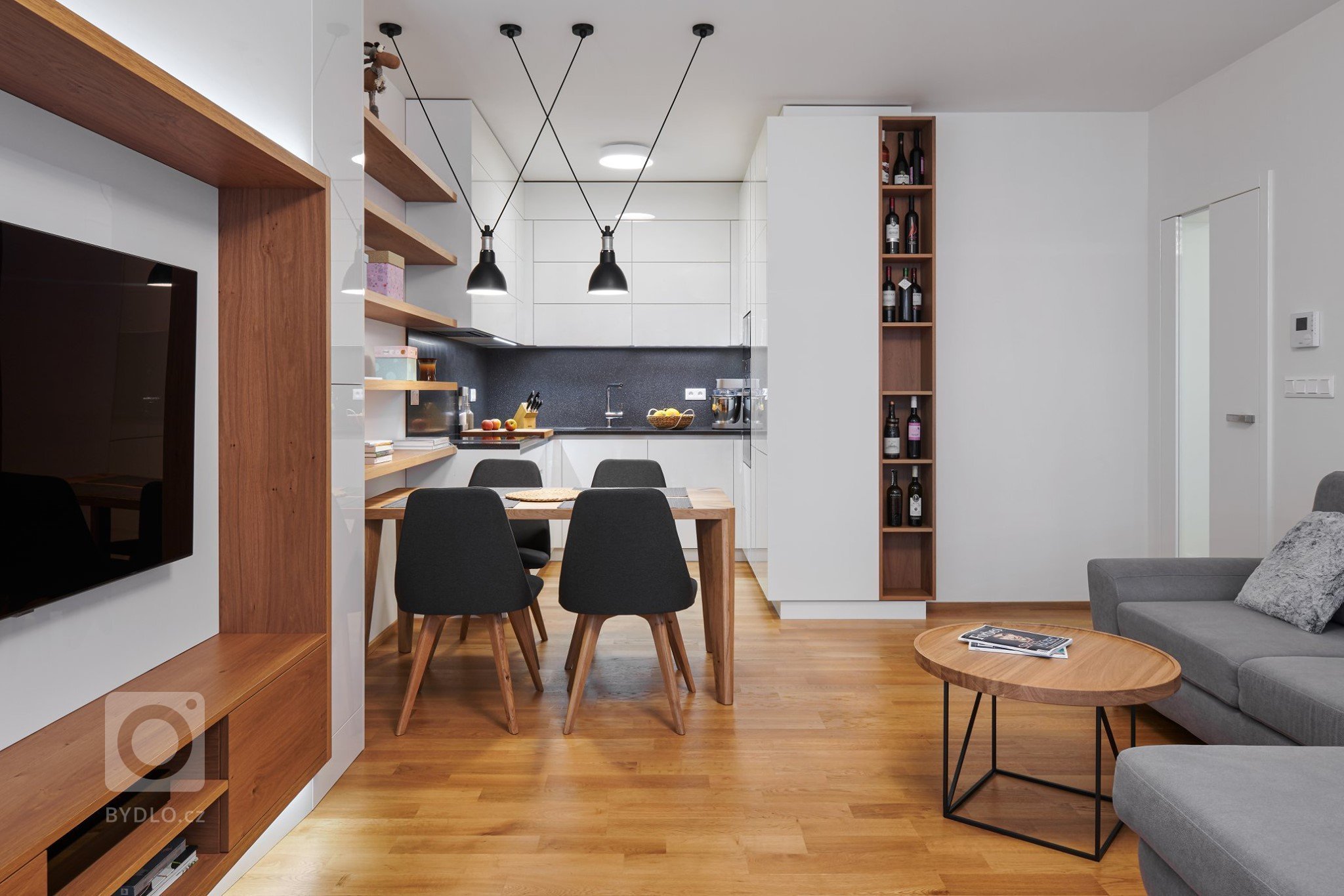 Luxus, design a praktičnost. To vše lze spatřit v této realizaci. Kompletní interiér na míru v kombinaci bílého laku a dýhy dubu rustikal. Kuchyně ELITE/LINE,…