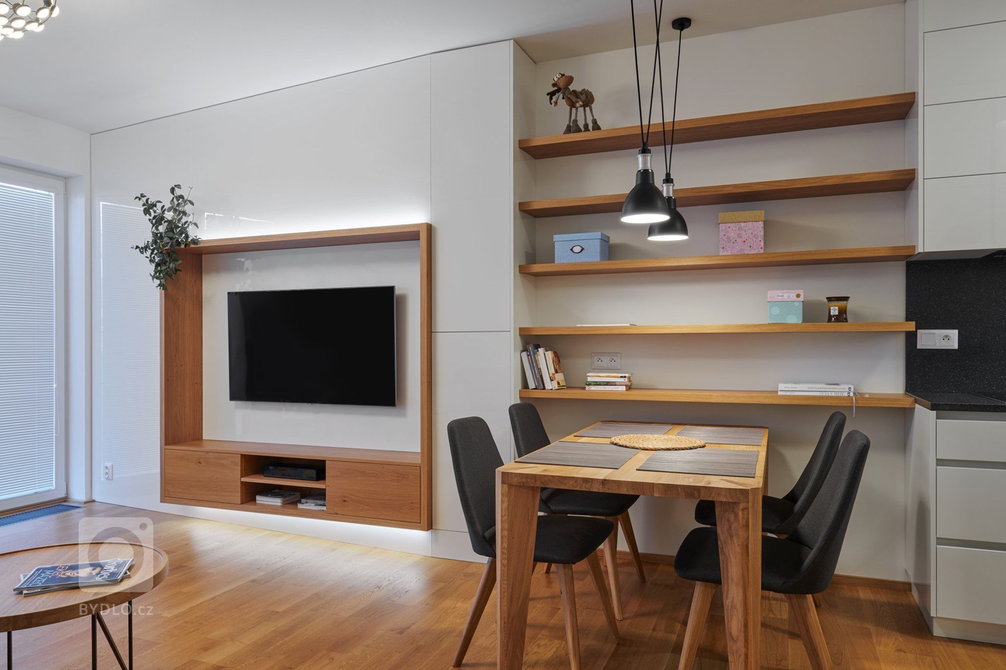 Luxus, design a praktičnost. To vše lze spatřit v této realizaci. Kompletní interiér na míru v kombinaci bílého laku a dýhy dubu rustikal. Kuchyně ELITE/LINE,…