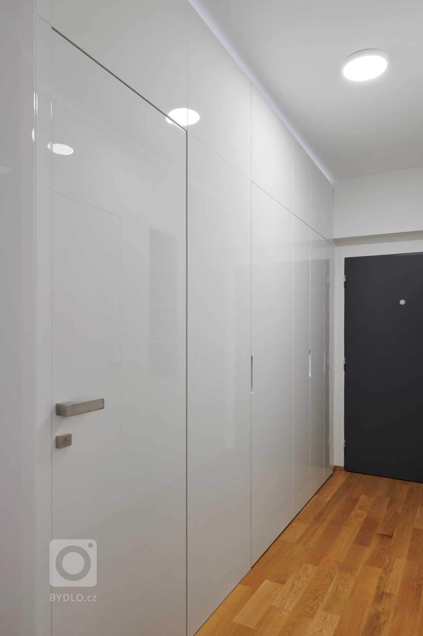 Luxus, design a praktičnost. To vše lze spatřit v této realizaci. Kompletní interiér na míru v kombinaci bílého laku a dýhy dubu rustikal. Kuchyně ELITE/LINE,…