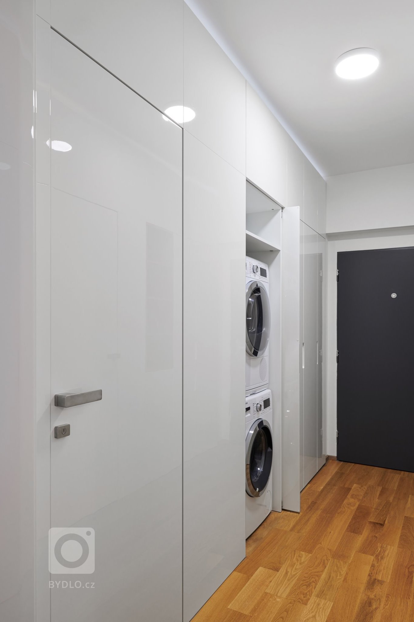 Luxus, design a praktičnost. To vše lze spatřit v této realizaci. Kompletní interiér na míru v kombinaci bílého laku a dýhy dubu rustikal. Kuchyně ELITE/LINE,…