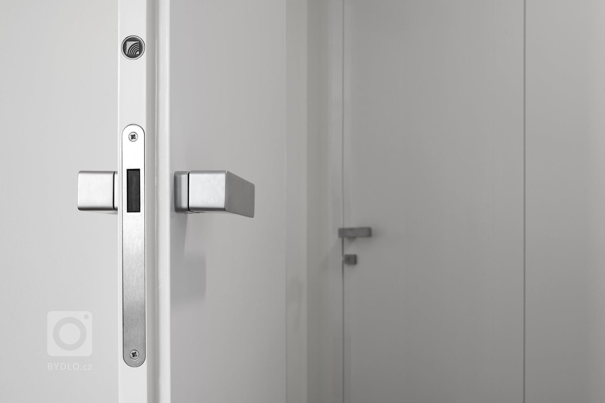 Luxus, design a praktičnost. To vše lze spatřit v této realizaci. Kompletní interiér na míru v kombinaci bílého laku a dýhy dubu rustikal. Kuchyně ELITE/LINE,…