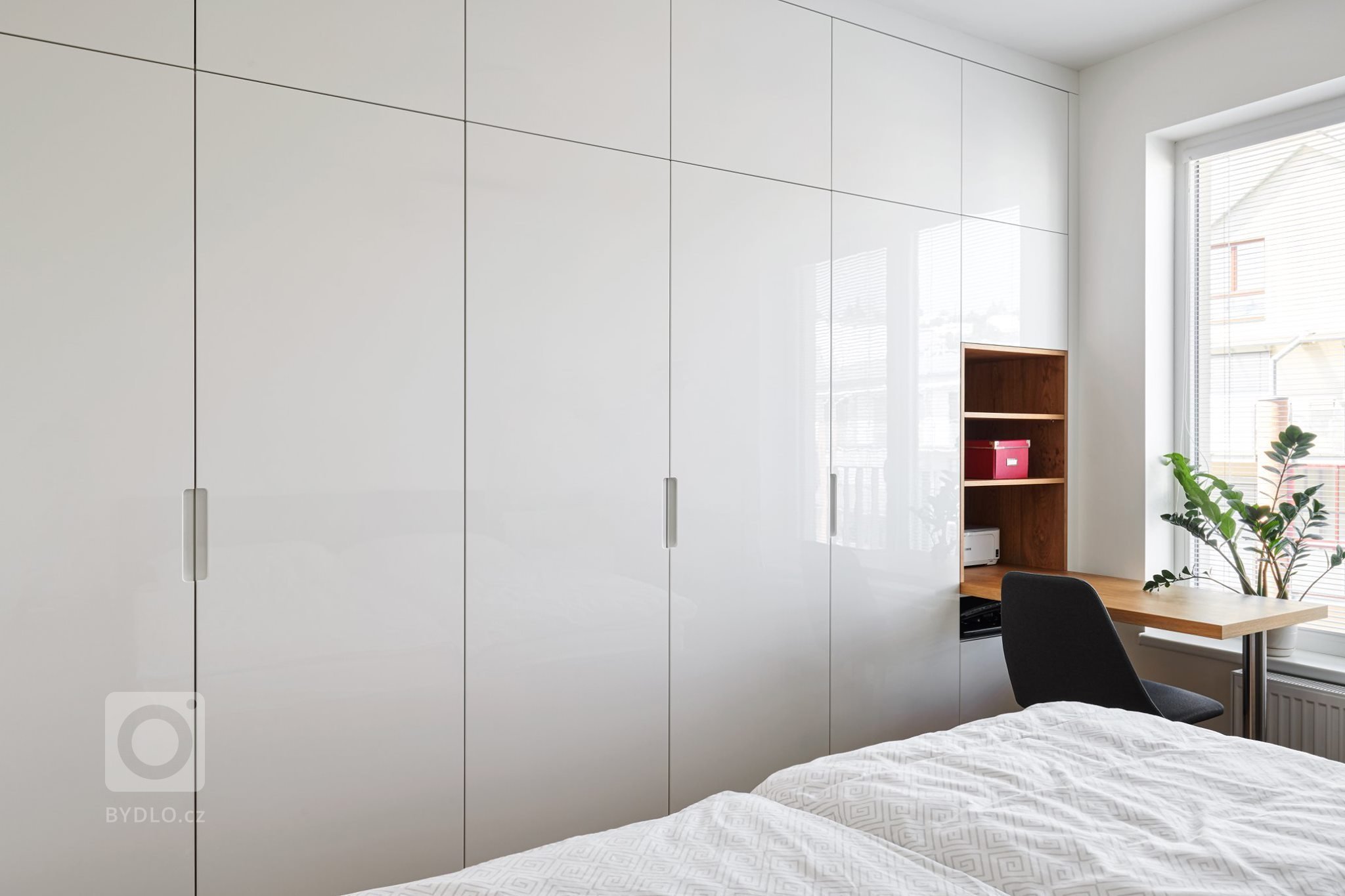 Luxus, design a praktičnost. To vše lze spatřit v této realizaci. Kompletní interiér na míru v kombinaci bílého laku a dýhy dubu rustikal. Kuchyně ELITE/LINE,…