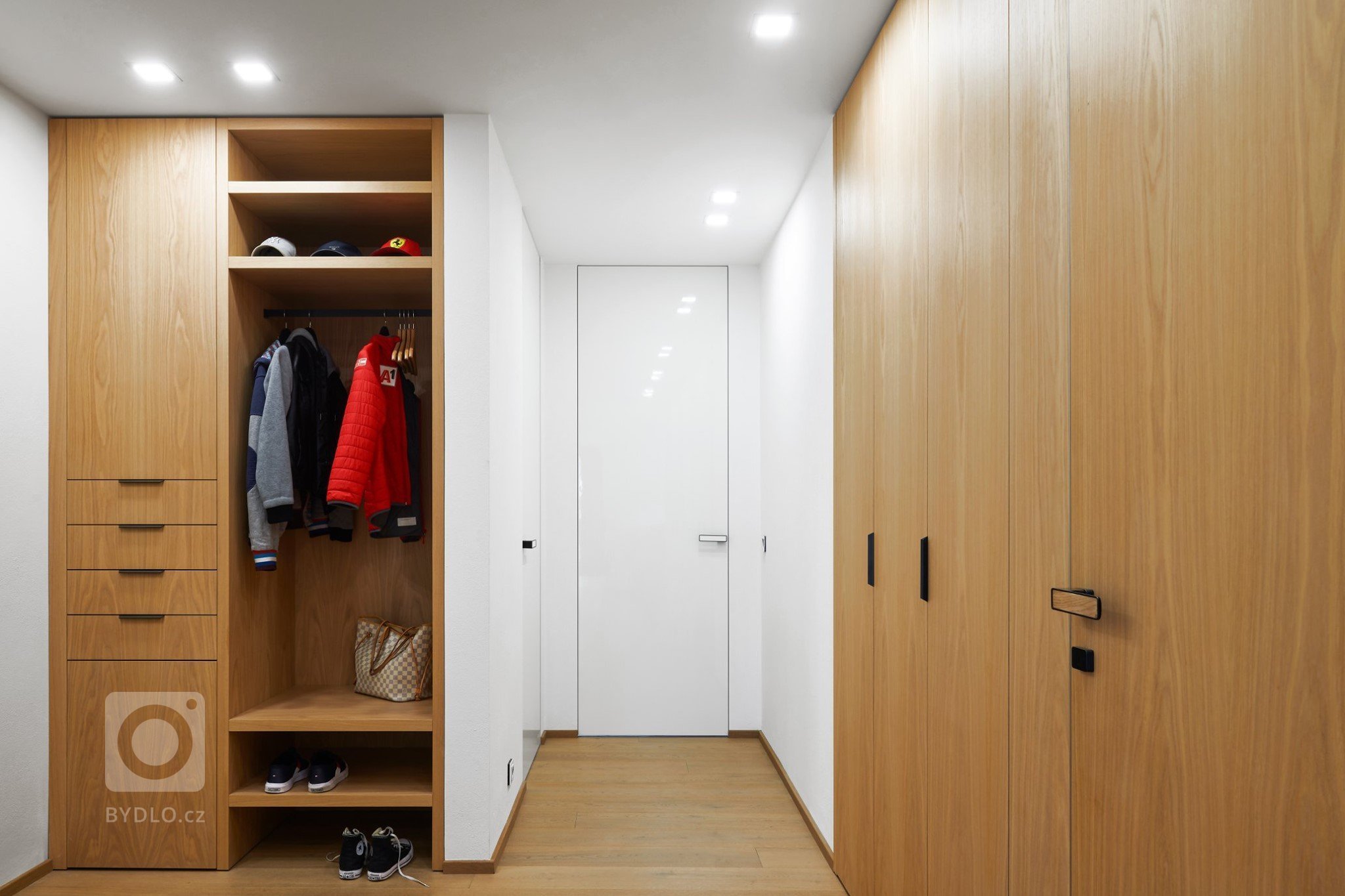 Interiér&nbsp;vyrobený na míru, kombinace dýhy s lakovaným nábytkem je opravdu nadčasovou a designovou záležitostí. Realizovat interiér s jedním výrobcem se…