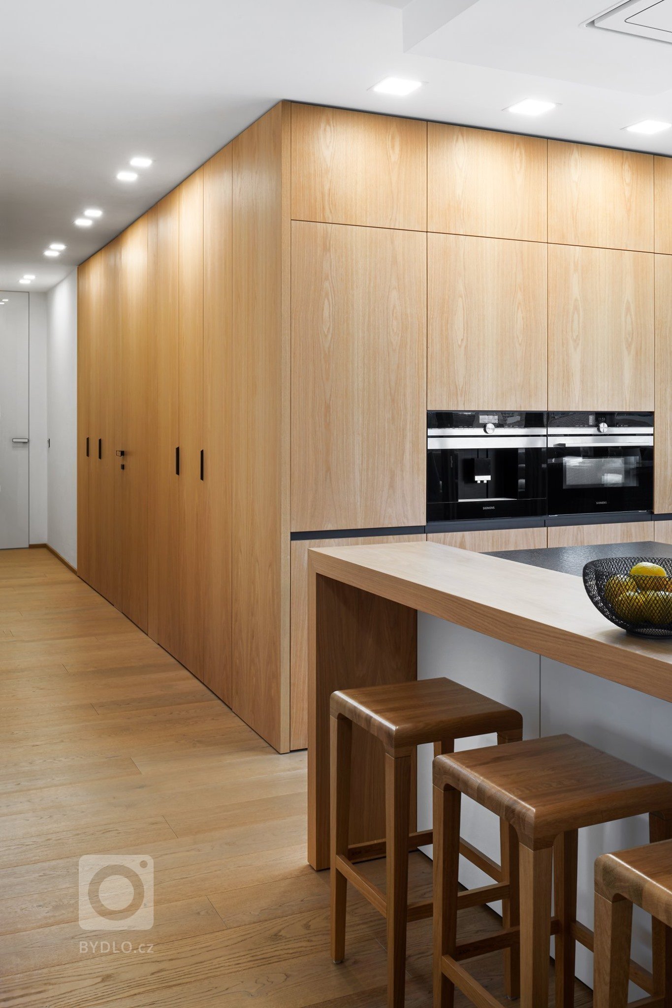 Interiér&nbsp;vyrobený na míru, kombinace dýhy s lakovaným nábytkem je opravdu nadčasovou a designovou záležitostí. Realizovat interiér s jedním výrobcem se…