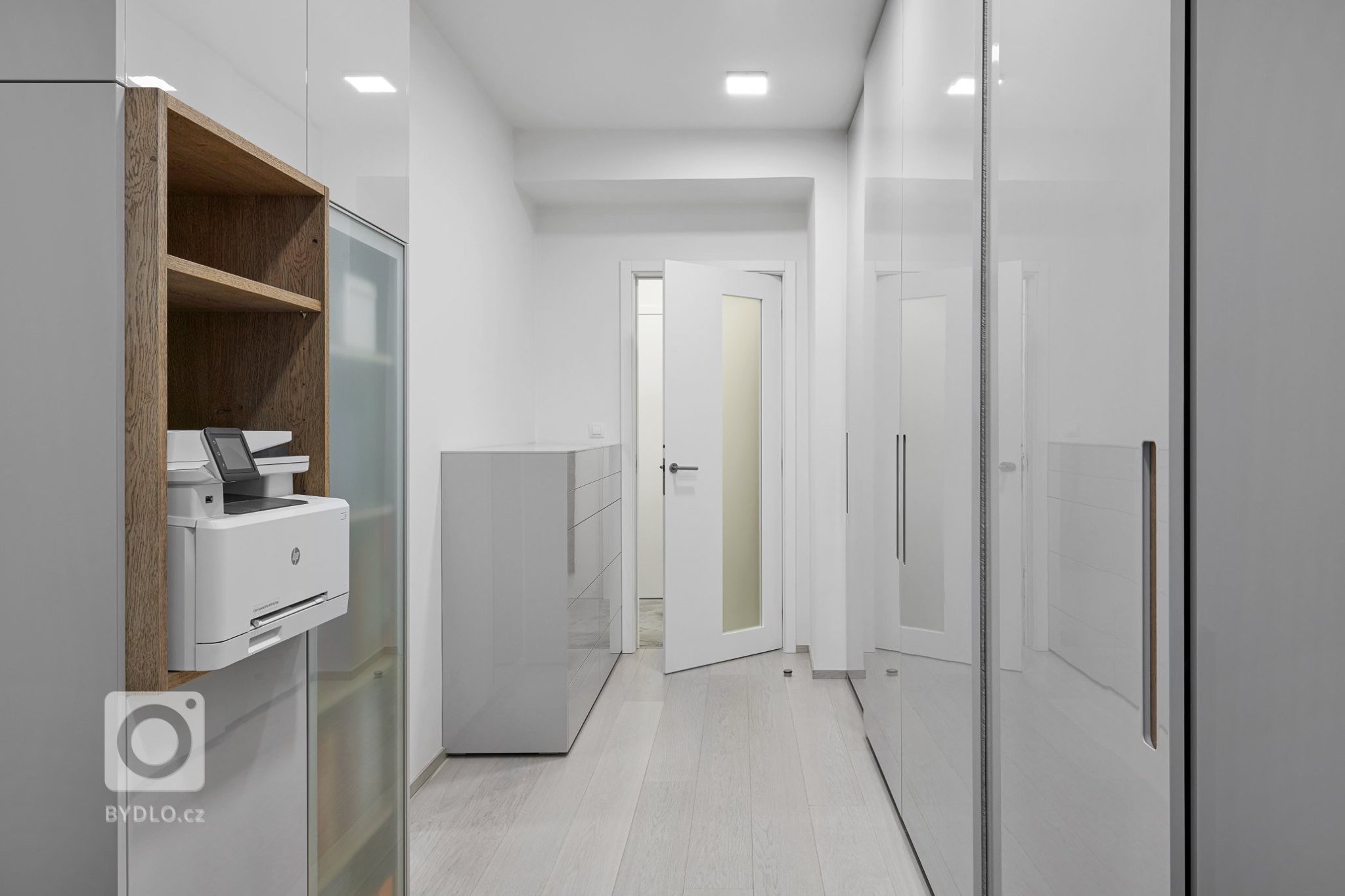 Naprosto dokonalý interiér. Kombinace šedého laku s přírodní dýhou působí velmi luxusně a elegantně. Kuchyně ELITE/LINE s ostrůvkovým řešením nás naprosto…