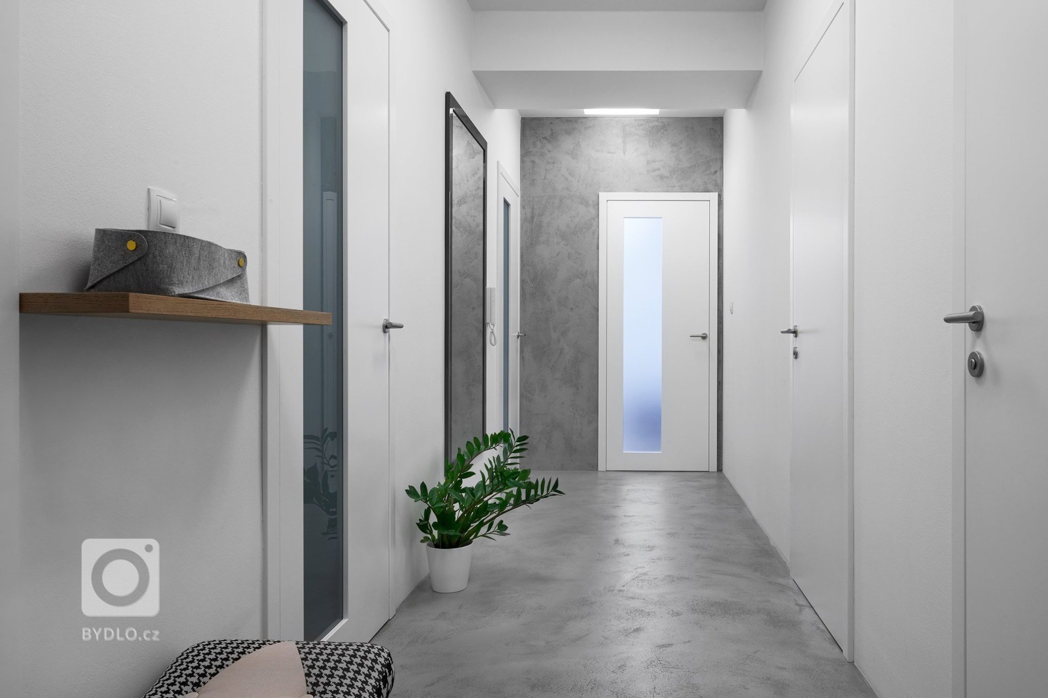 Naprosto dokonalý interiér. Kombinace šedého laku s přírodní dýhou působí velmi luxusně a elegantně. Kuchyně ELITE/LINE s ostrůvkovým řešením nás naprosto…