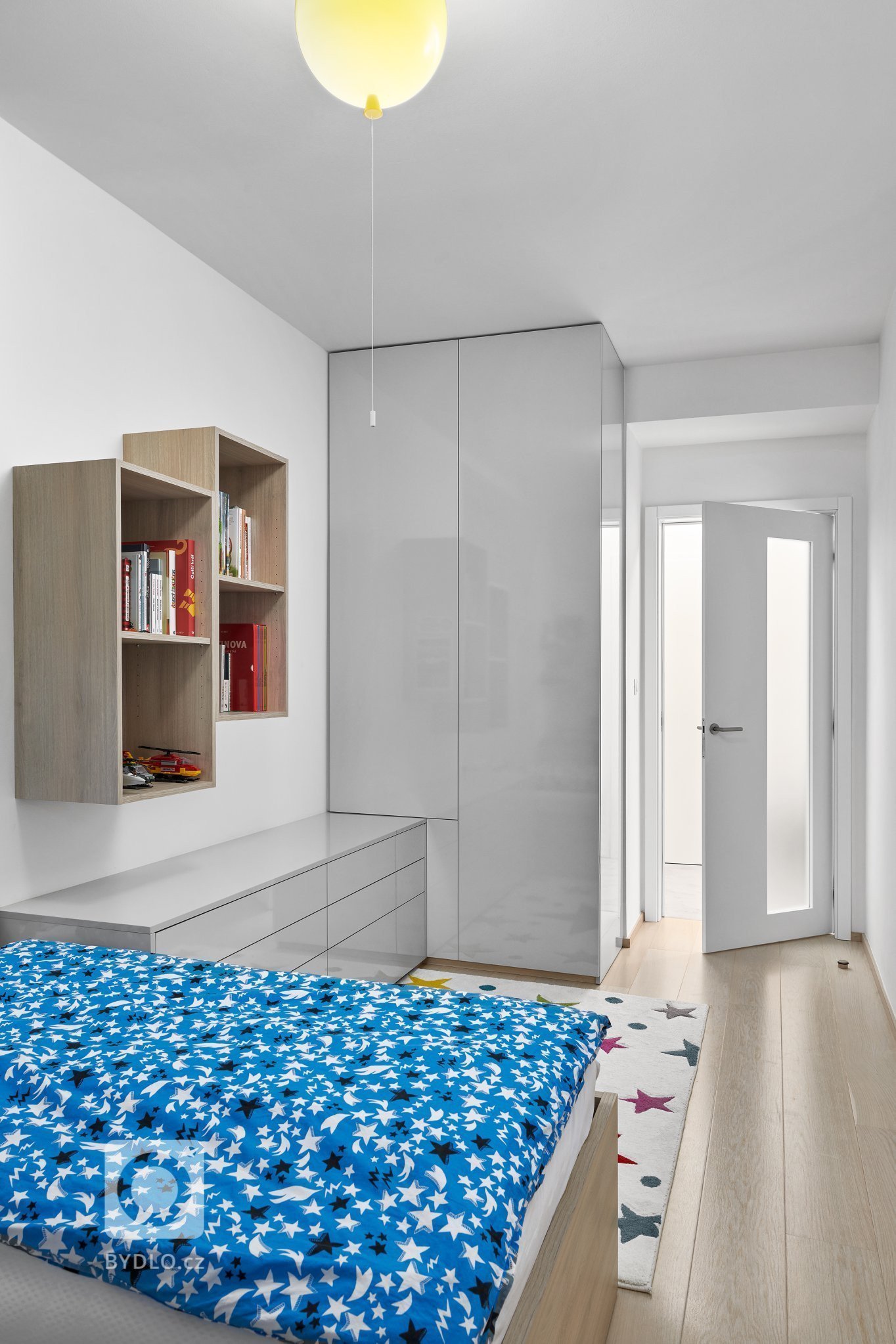 Naprosto dokonalý interiér. Kombinace šedého laku s přírodní dýhou působí velmi luxusně a elegantně. Kuchyně ELITE/LINE s ostrůvkovým řešením nás naprosto…