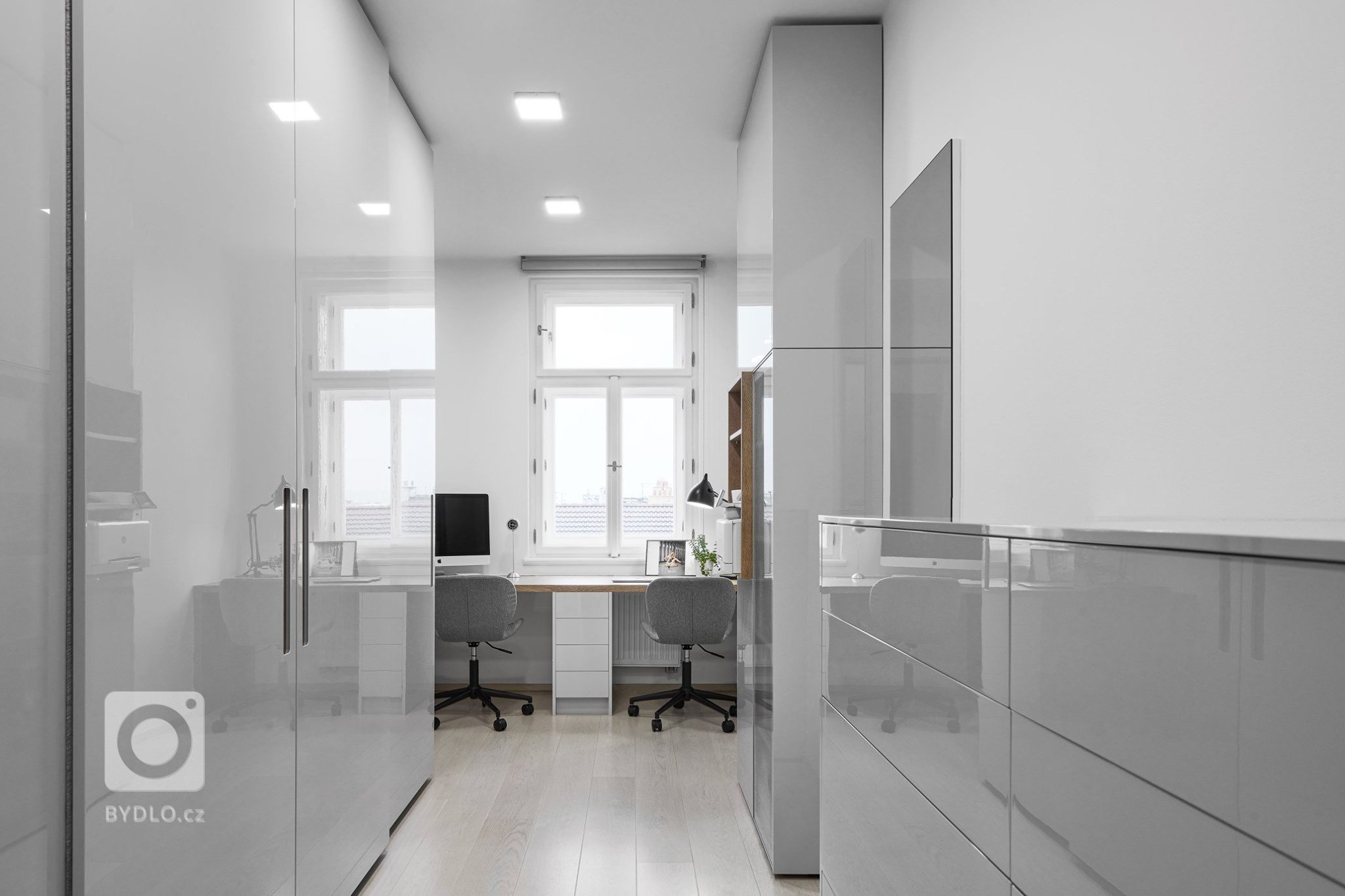 Naprosto dokonalý interiér. Kombinace šedého laku s přírodní dýhou působí velmi luxusně a elegantně. Kuchyně ELITE/LINE s ostrůvkovým řešením nás naprosto…