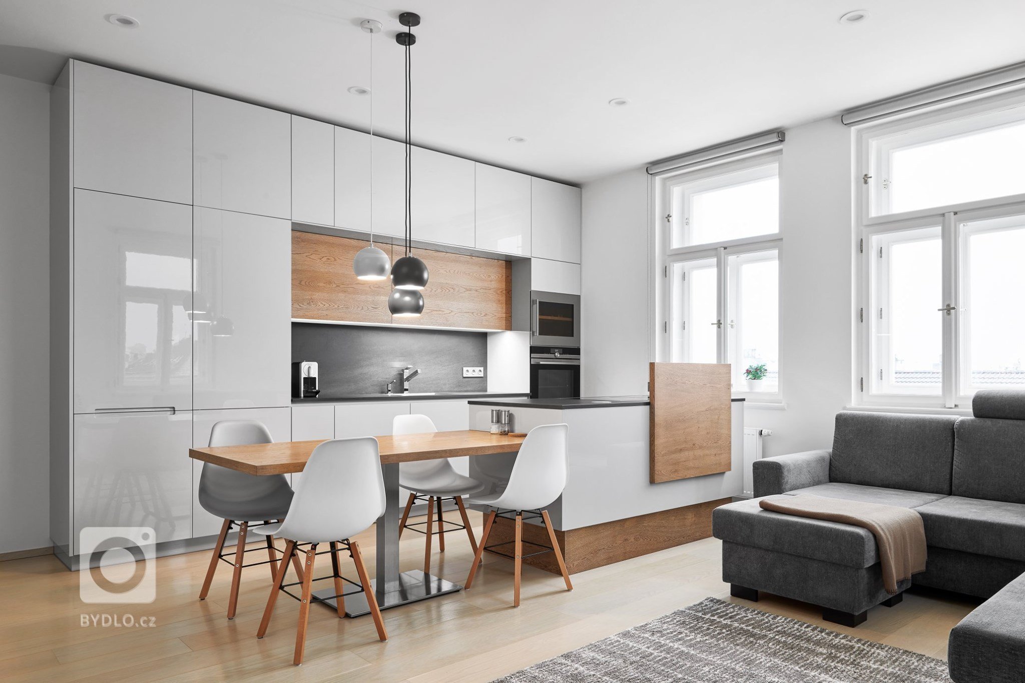 Naprosto dokonalý interiér. Kombinace šedého laku s přírodní dýhou působí velmi luxusně a elegantně. Kuchyně ELITE/LINE s ostrůvkovým řešením nás naprosto…