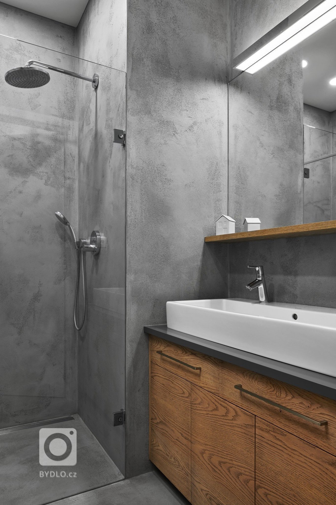 Naprosto dokonalý interiér. Kombinace šedého laku s přírodní dýhou působí velmi luxusně a elegantně. Kuchyně ELITE/LINE s ostrůvkovým řešením nás naprosto…