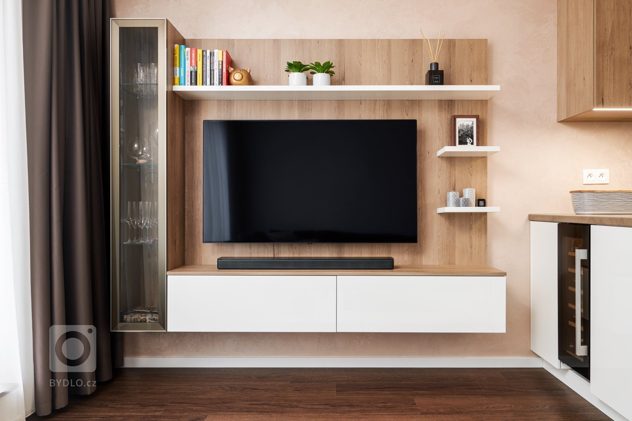 Krásný a útulný byt s kuchyní ELITE/STYLE navazující na obývací pokoj nabízí dokonalou sladěnost v interiéru. Pro relaxaci a odpočinek byla do obývacího pokoje…