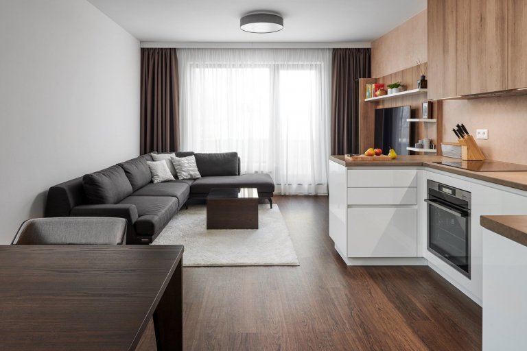 Krásný a útulný byt s kuchyní ELITE/STYLE navazující na obývací pokoj nabízí dokonalou sladěnost v interiéru. Pro relaxaci a odpočinek byla do obývacího pokoje…