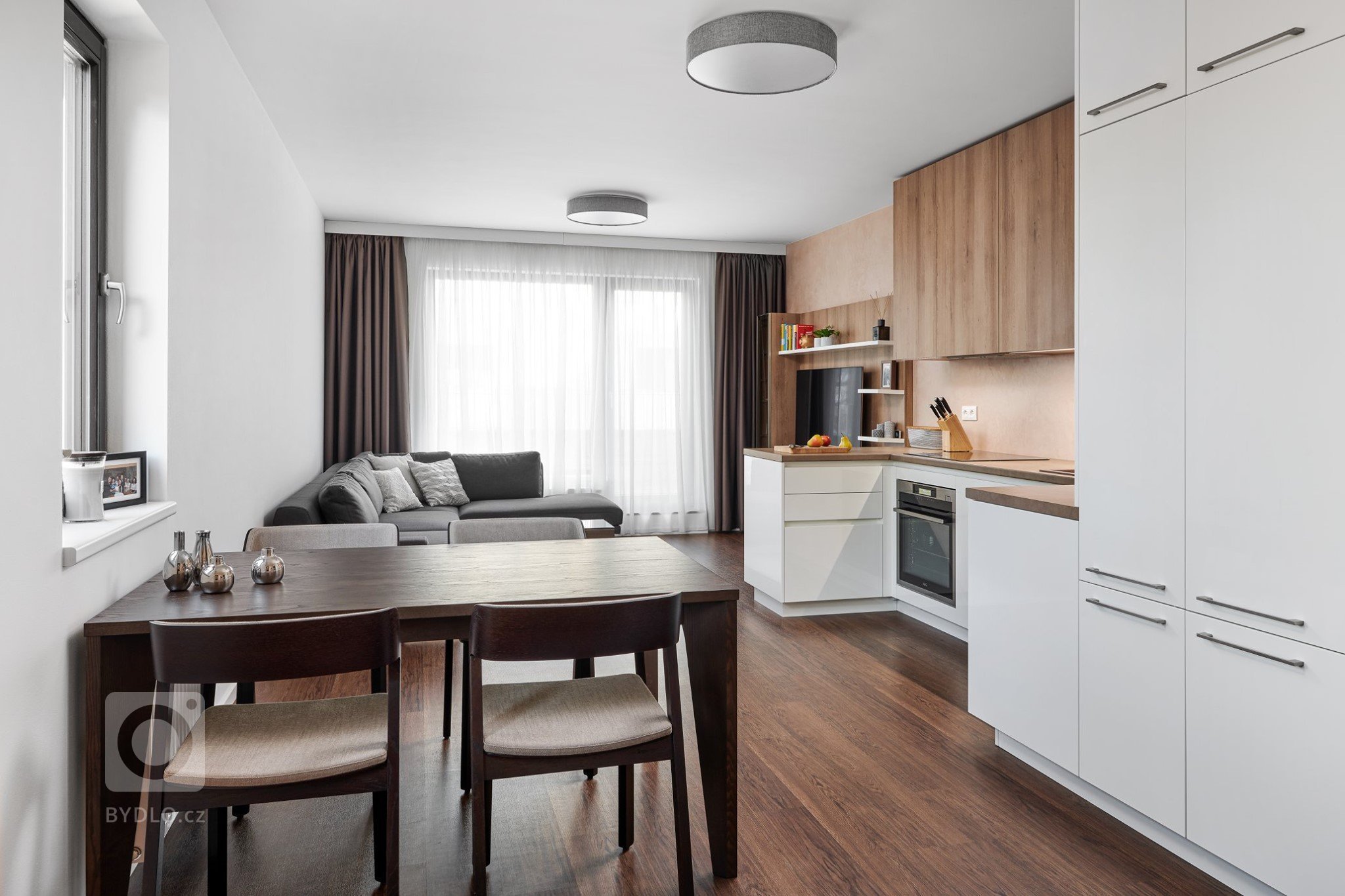 Krásný a útulný byt s kuchyní ELITE/STYLE navazující na obývací pokoj nabízí dokonalou sladěnost v interiéru. Pro relaxaci a odpočinek byla do obývacího pokoje…
