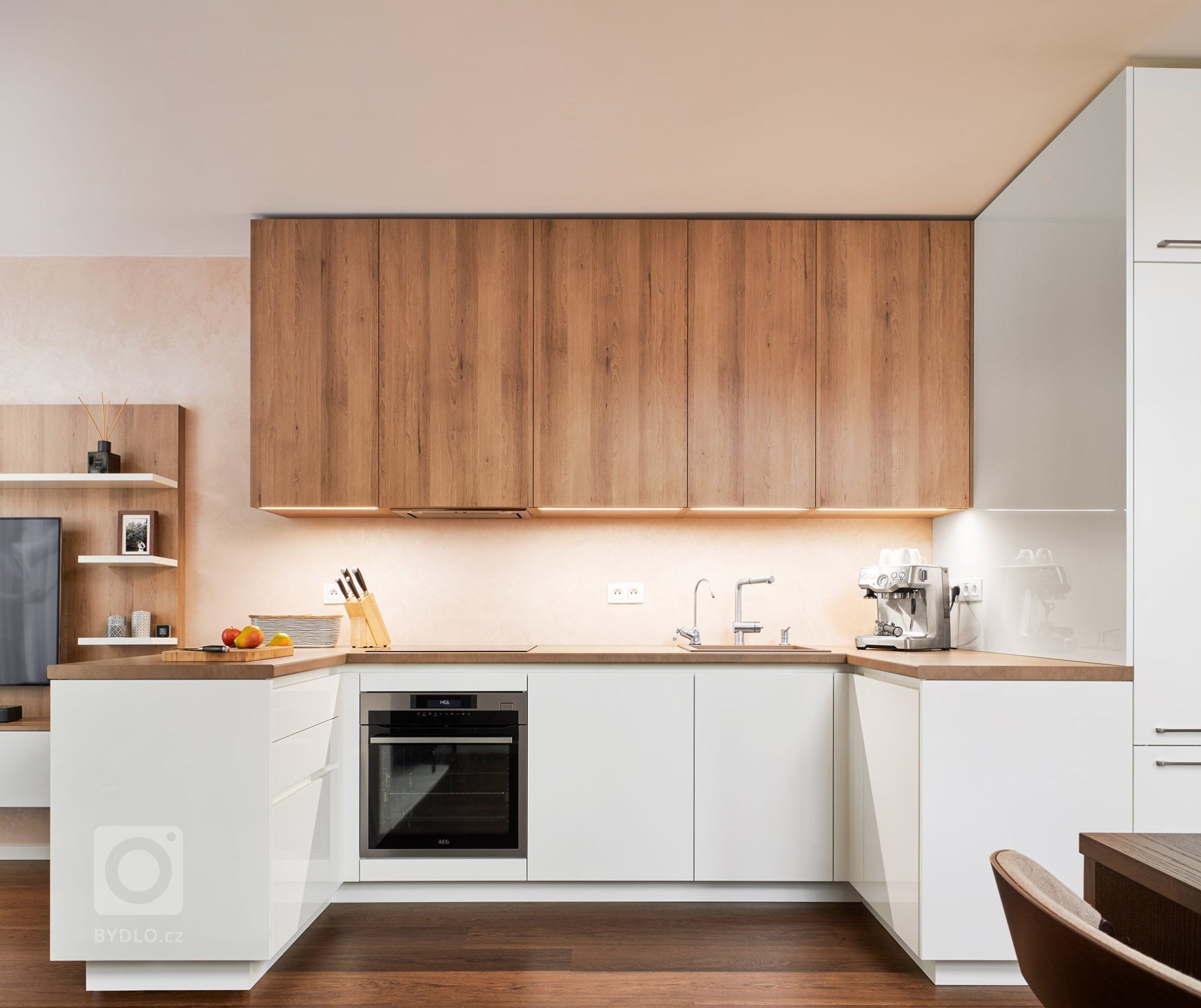 Krásný a útulný byt s kuchyní ELITE/STYLE navazující na obývací pokoj nabízí dokonalou sladěnost v interiéru. Pro relaxaci a odpočinek byla do obývacího pokoje…