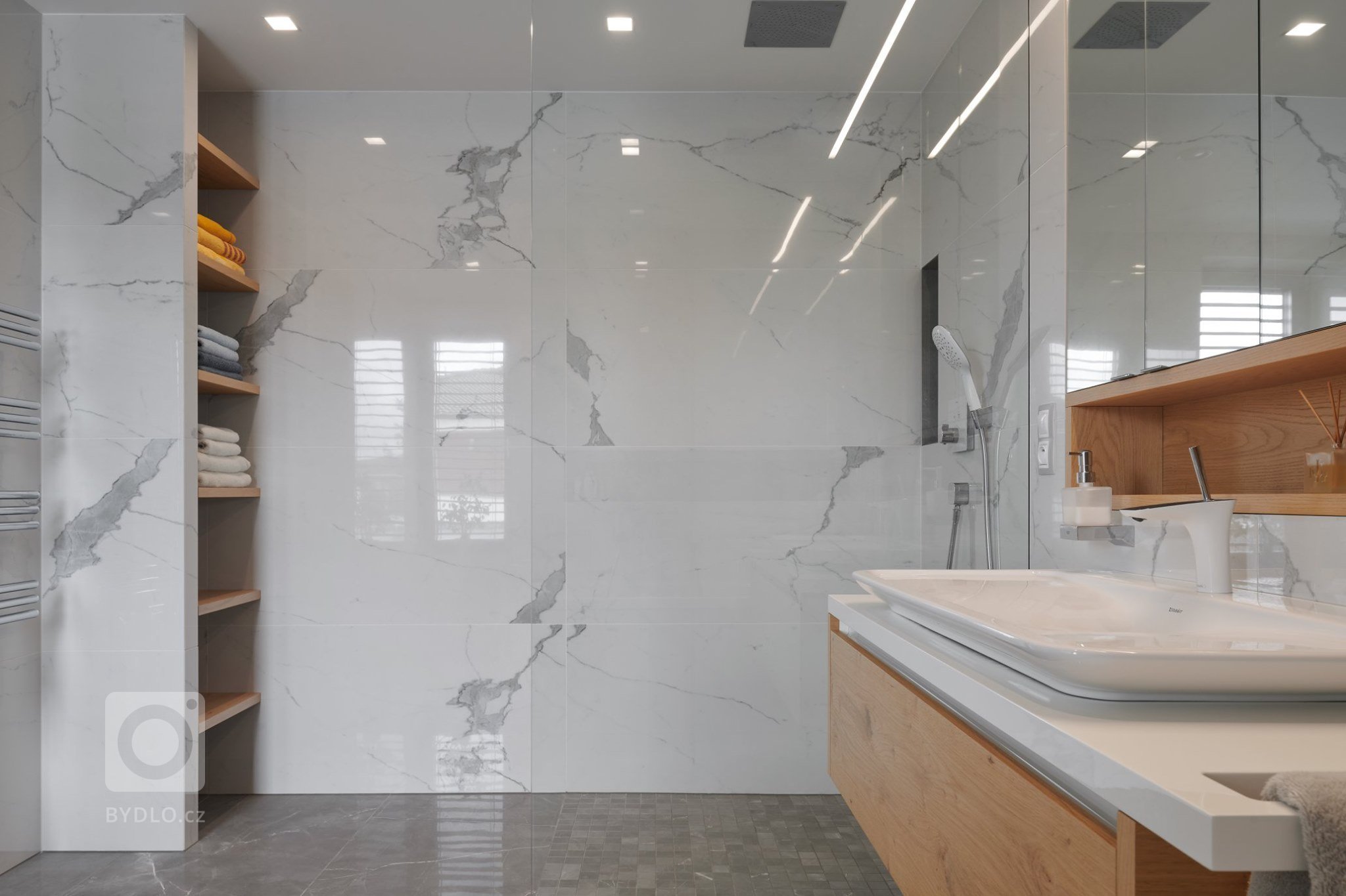 Moderní dům, který je skvělou ukázkou našeho HANÁK INTERIOR CONCEPT. Kompletní interiér včetně interiérových dveří je sladěný do toho nejmenšího detailu. V…