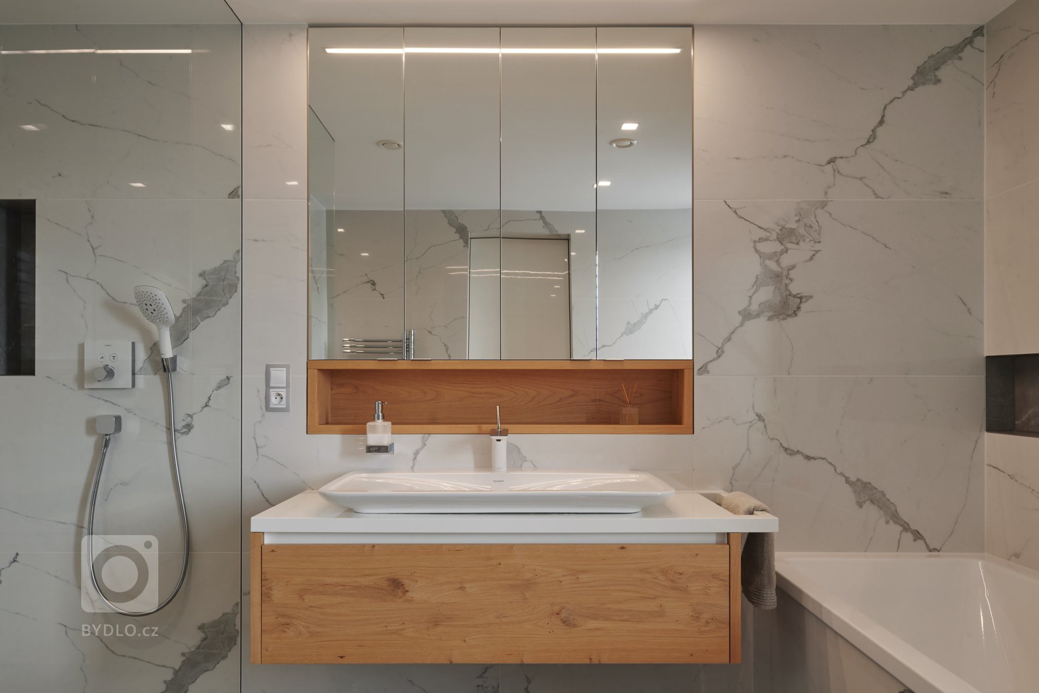 Moderní dům, který je skvělou ukázkou našeho HANÁK INTERIOR CONCEPT. Kompletní interiér včetně interiérových dveří je sladěný do toho nejmenšího detailu. V…