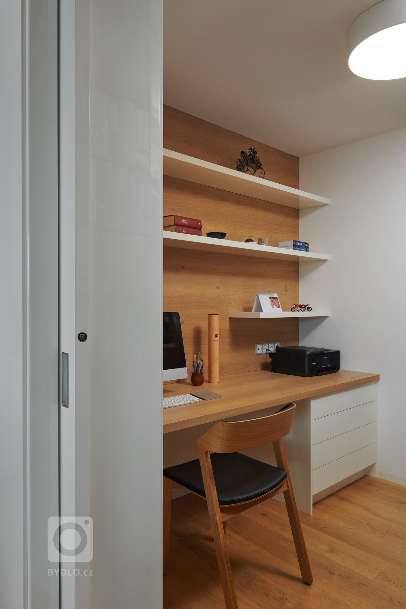 Moderní dům, který je skvělou ukázkou našeho HANÁK INTERIOR CONCEPT. Kompletní interiér včetně interiérových dveří je sladěný do toho nejmenšího detailu. V…