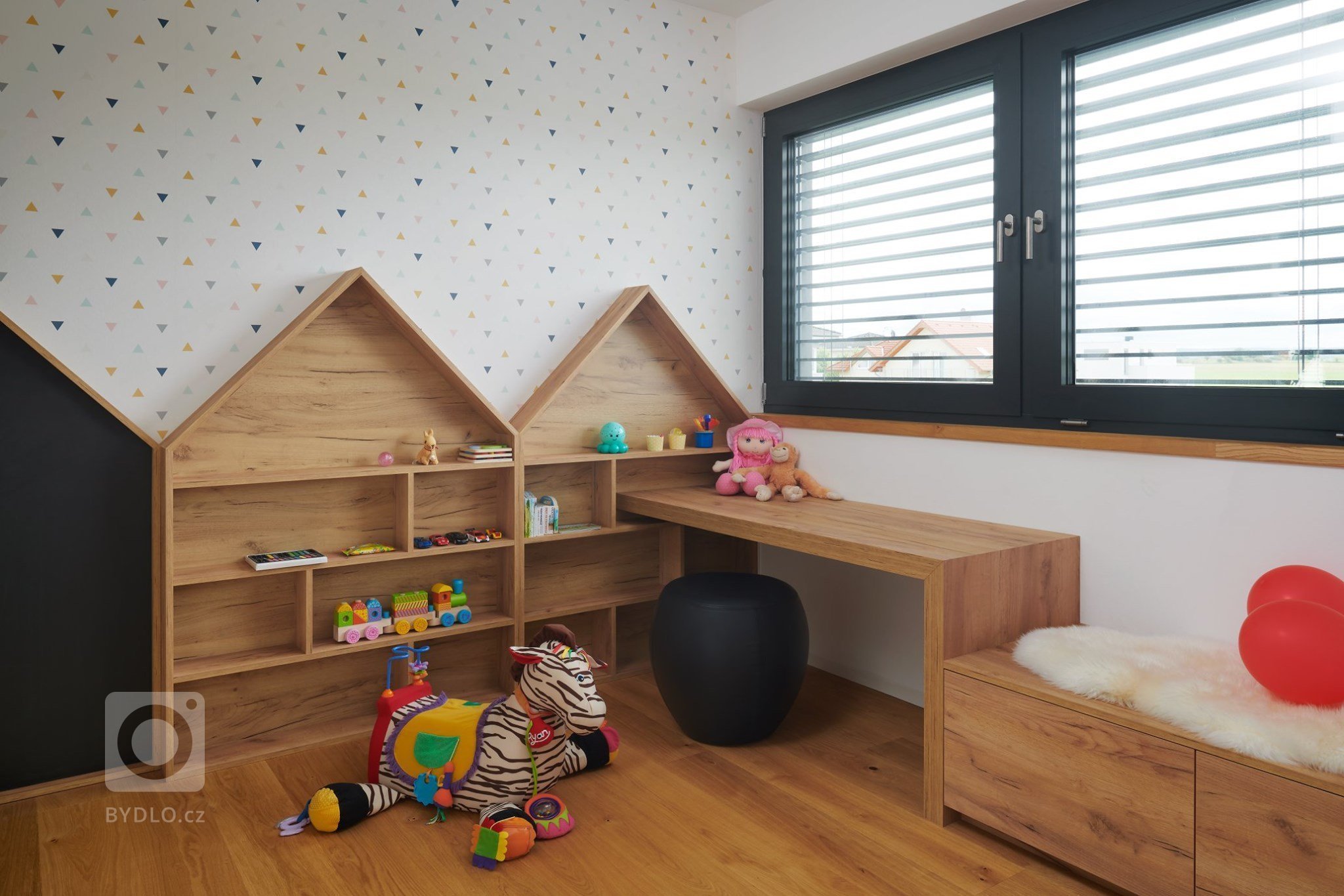 Moderní dům, který je skvělou ukázkou našeho HANÁK INTERIOR CONCEPT. Kompletní interiér včetně interiérových dveří je sladěný do toho nejmenšího detailu. V…