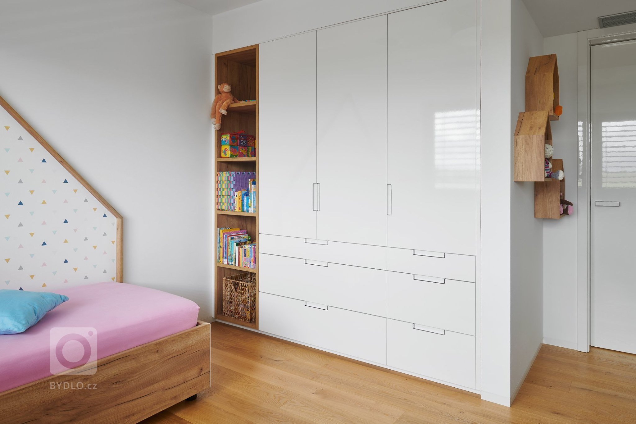 Moderní dům, který je skvělou ukázkou našeho HANÁK INTERIOR CONCEPT. Kompletní interiér včetně interiérových dveří je sladěný do toho nejmenšího detailu. V…