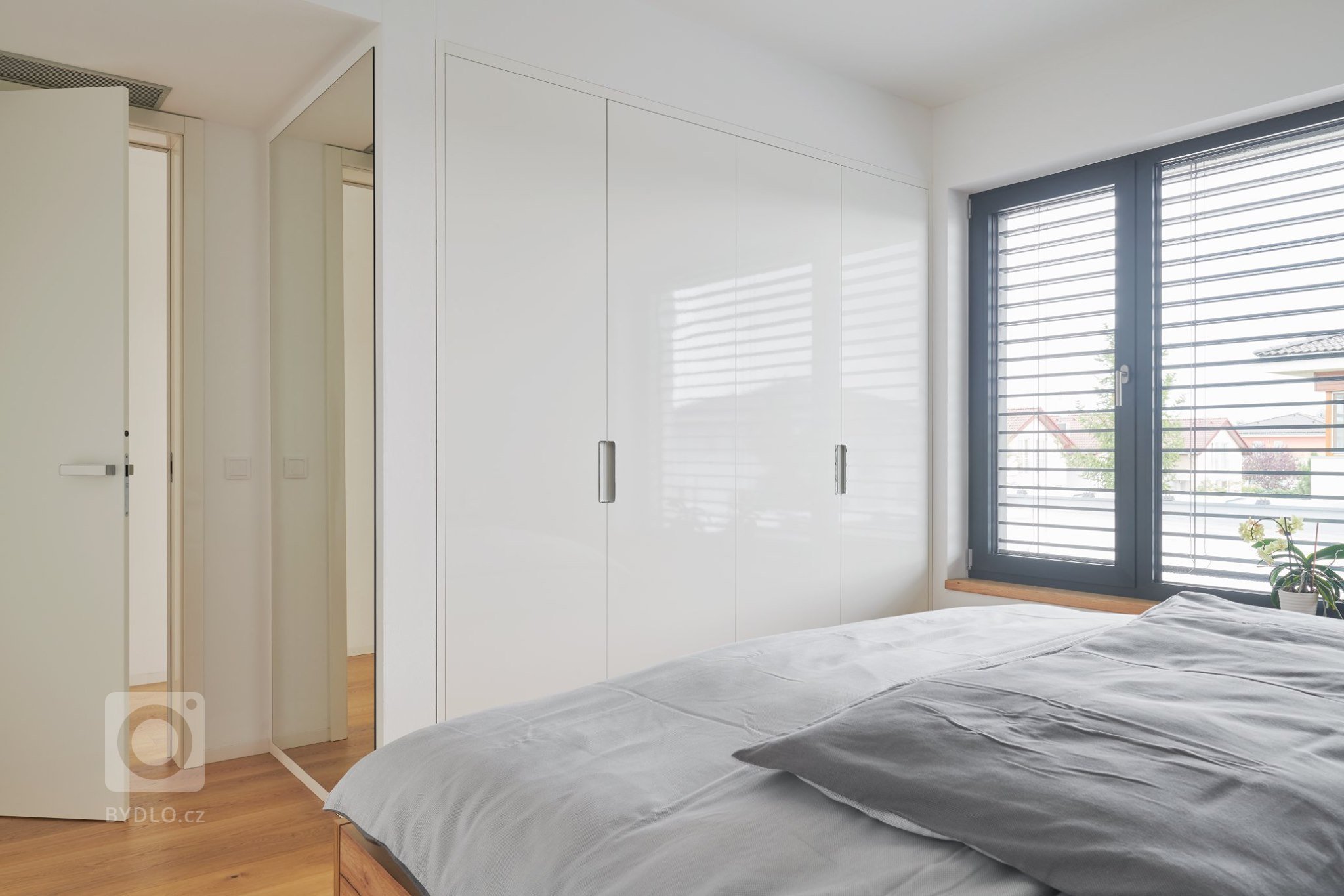 Moderní dům, který je skvělou ukázkou našeho HANÁK INTERIOR CONCEPT. Kompletní interiér včetně interiérových dveří je sladěný do toho nejmenšího detailu. V…