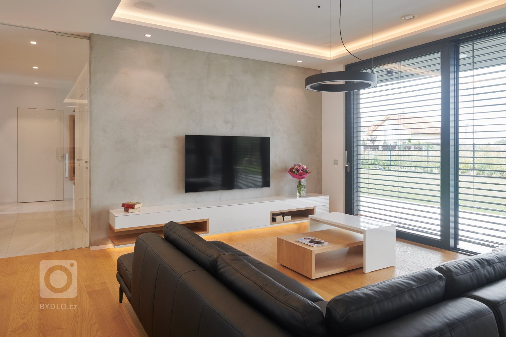 Moderní dům, který je skvělou ukázkou našeho HANÁK INTERIOR CONCEPT. Kompletní interiér včetně interiérových dveří je sladěný do toho nejmenšího detailu. V…