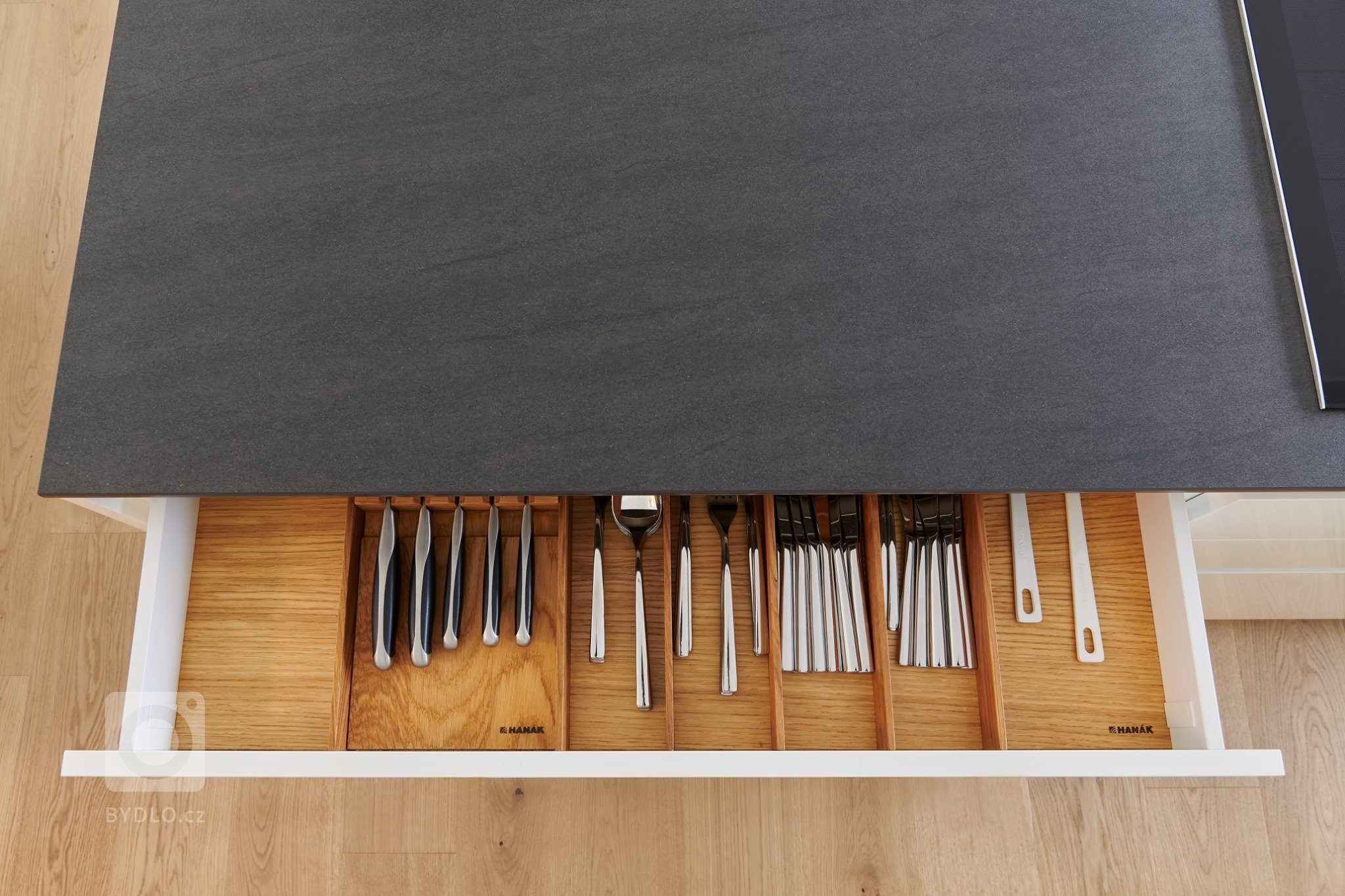 Moderní dům, který je skvělou ukázkou našeho HANÁK INTERIOR CONCEPT. Kompletní interiér včetně interiérových dveří je sladěný do toho nejmenšího detailu. V…