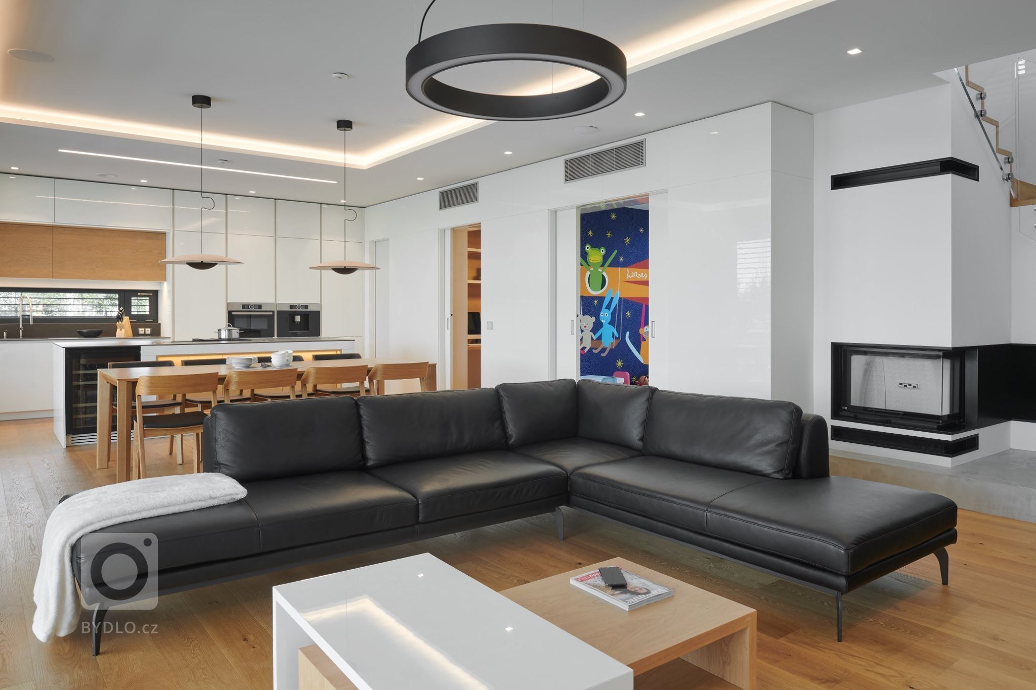 Moderní dům, který je skvělou ukázkou našeho HANÁK INTERIOR CONCEPT. Kompletní interiér včetně interiérových dveří je sladěný do toho nejmenšího detailu. V…