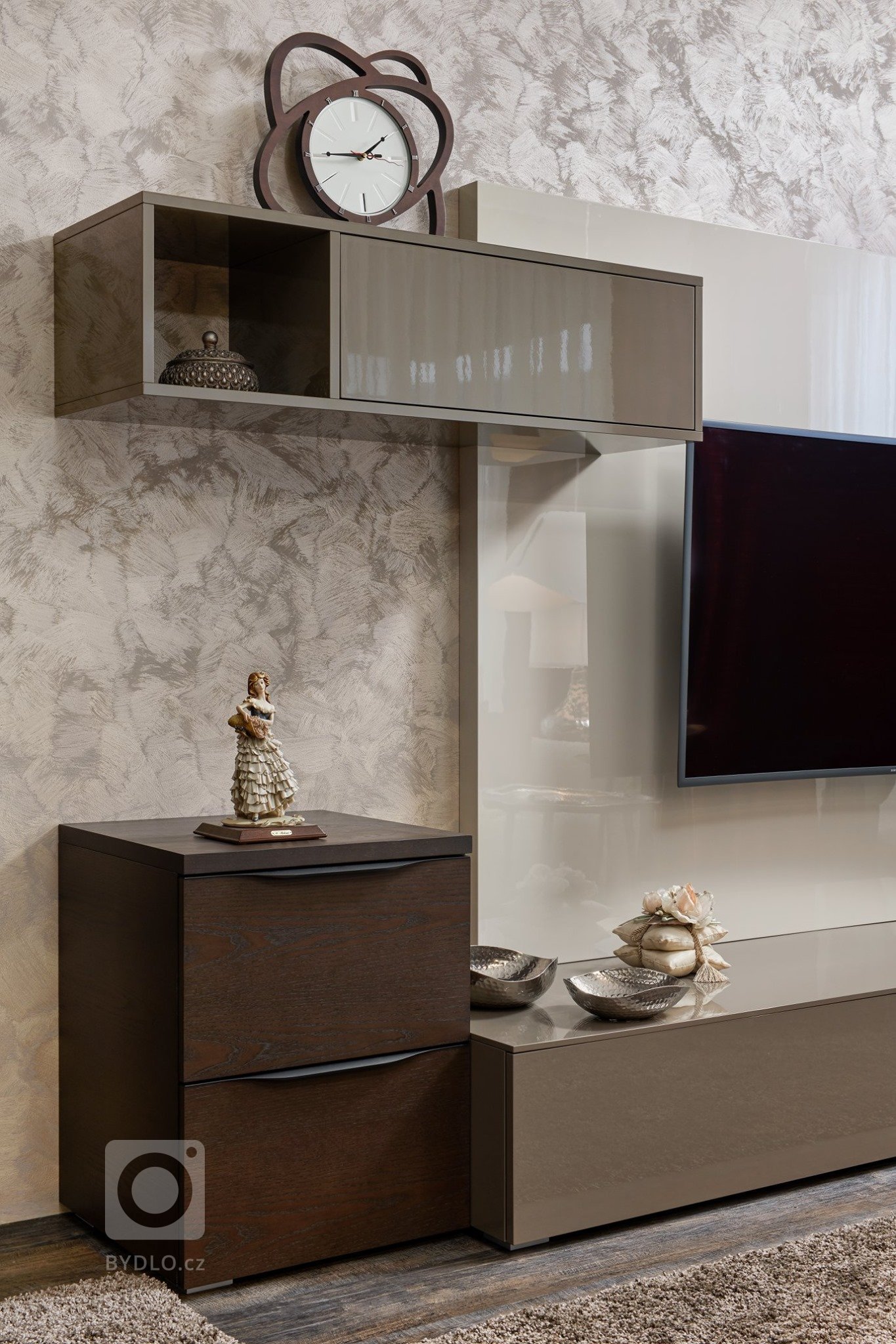 Interiér laděný do zemitých tónů, kterému dominují laky champagne a mocca s přírodní dýhou v tmavém odstínu. Tato kombinace byla zvolena také pro zbytek…