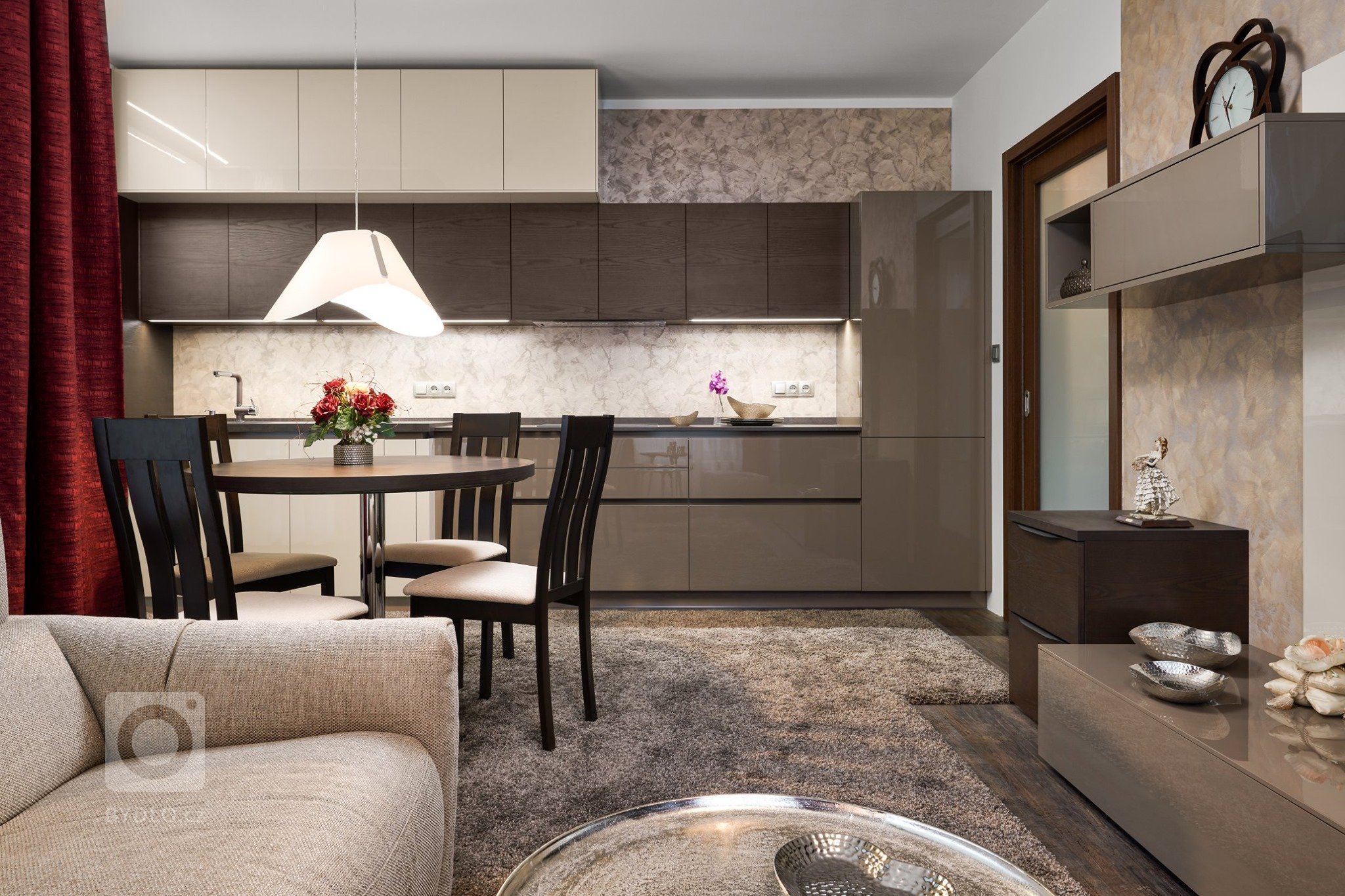 Interiér laděný do zemitých tónů, kterému dominují laky champagne a mocca s přírodní dýhou v tmavém odstínu. Tato kombinace byla zvolena také pro zbytek…