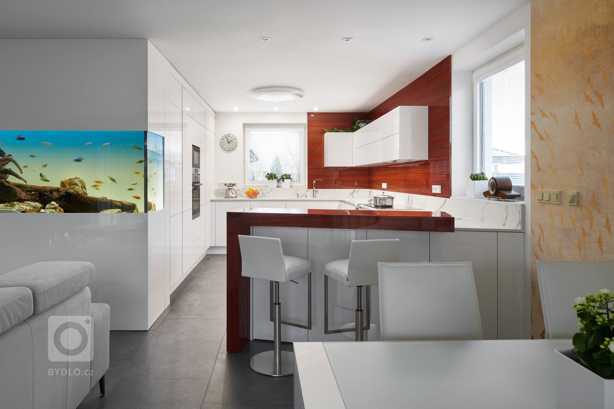 Realizace kompletního interiérů na míru s důkazem na detail. Kombinace prémiového lakování v bílém provedení s cizokrajnou prémiovou dýhou TINEO v lesku…