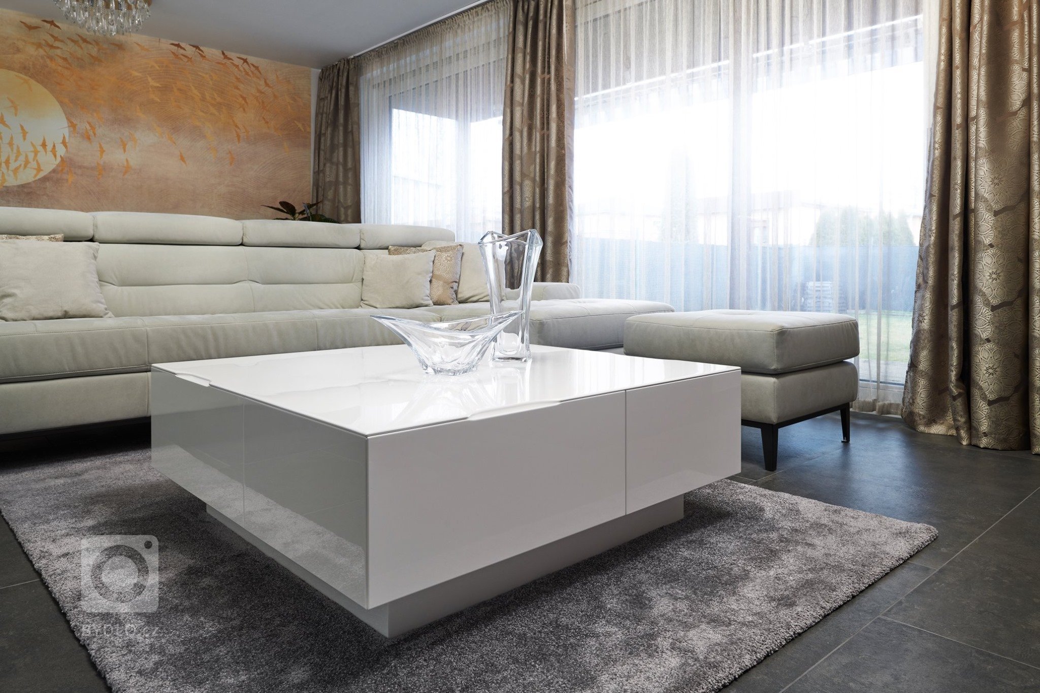 Realizace kompletního interiérů na míru s důkazem na detail. Kombinace prémiového lakování v bílém provedení s cizokrajnou prémiovou dýhou TINEO v lesku…