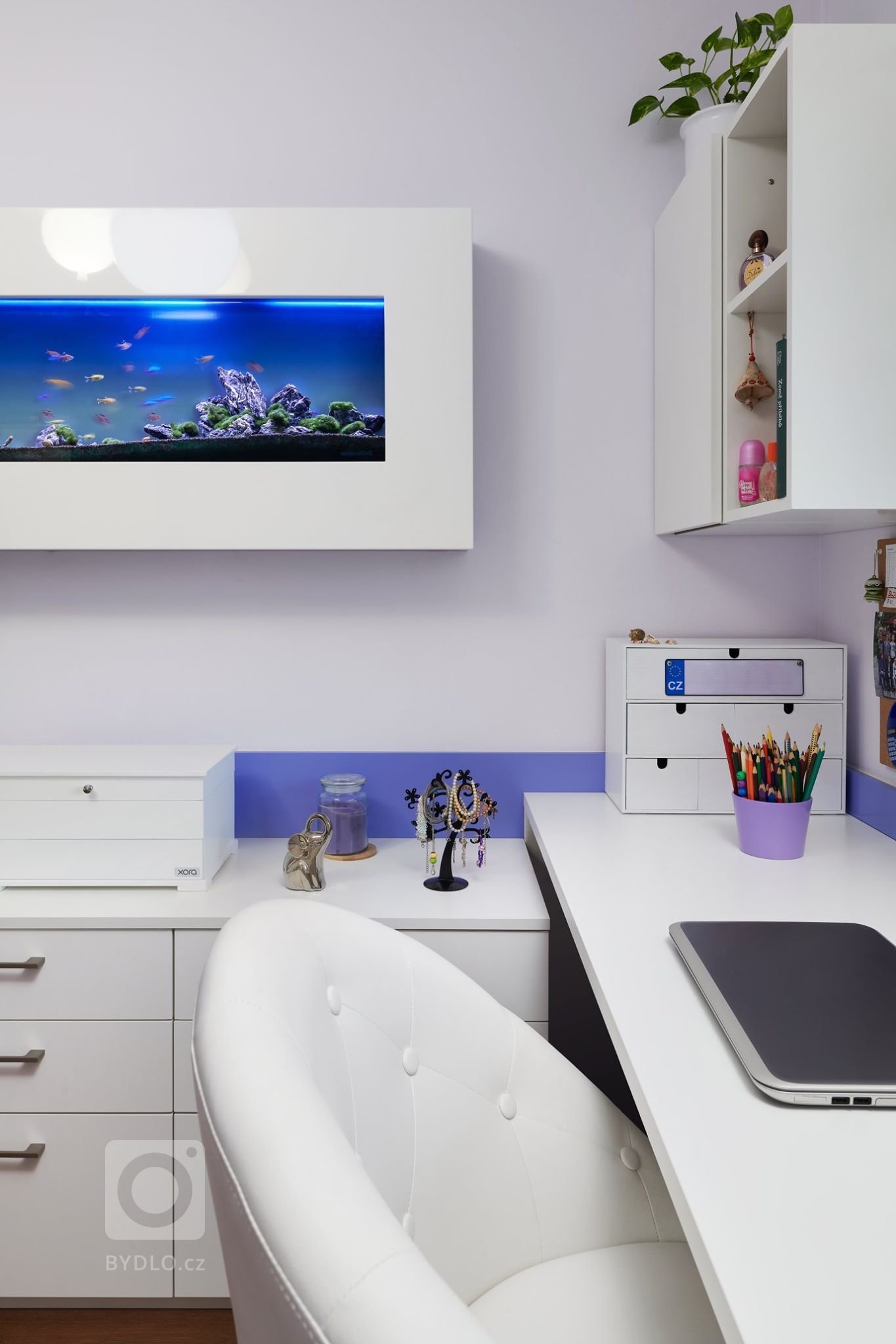 Realizace kompletního interiérů na míru s důkazem na detail. Kombinace prémiového lakování v bílém provedení s cizokrajnou prémiovou dýhou TINEO v lesku…