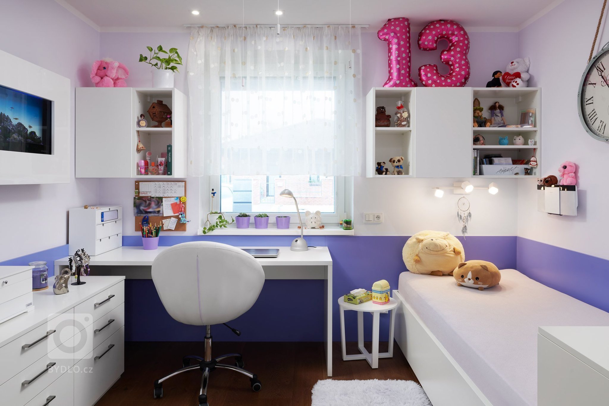 Realizace kompletního interiérů na míru s důkazem na detail. Kombinace prémiového lakování v bílém provedení s cizokrajnou prémiovou dýhou TINEO v lesku…